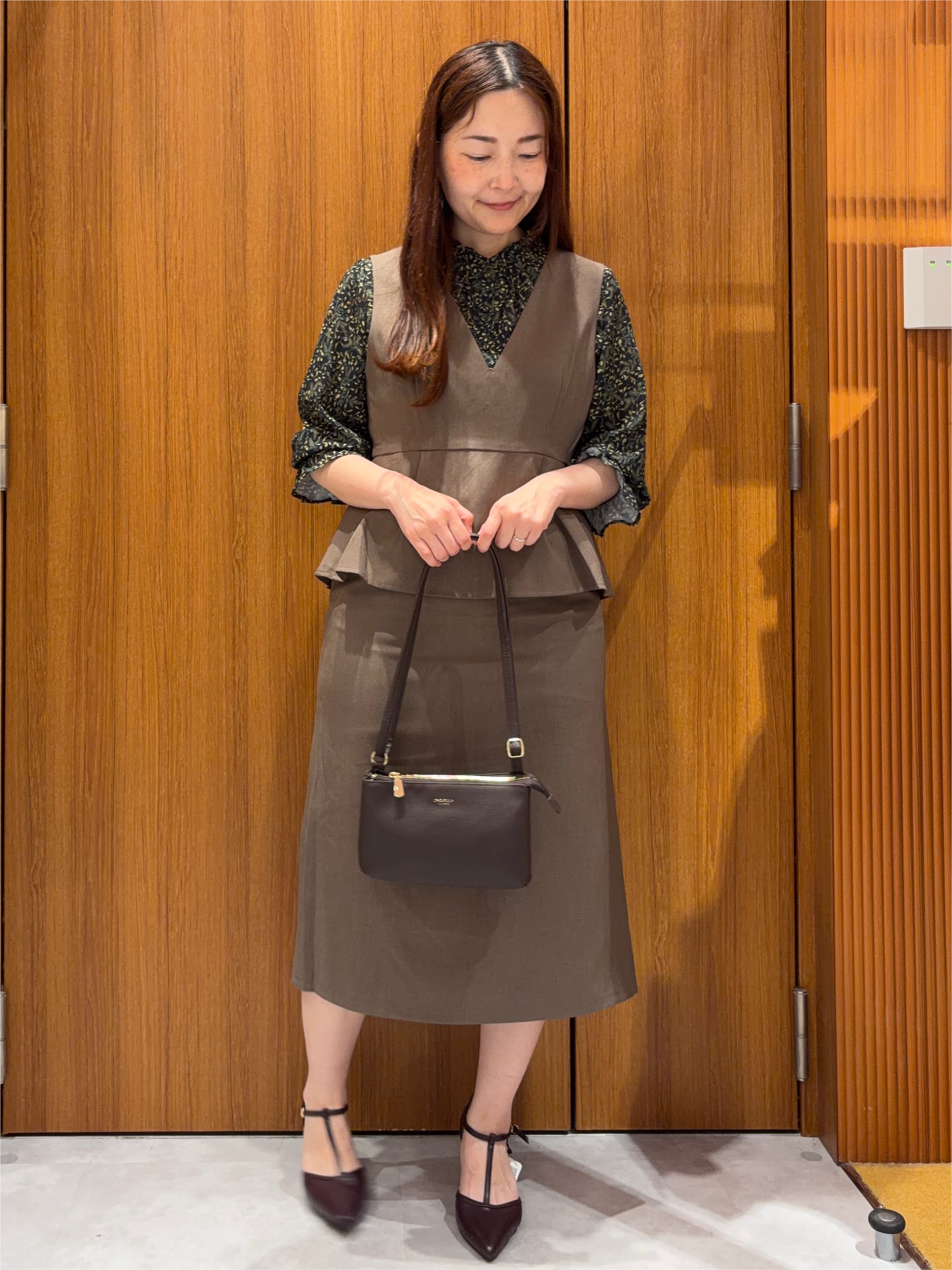 アスカさんの「index｜◆【日比谷花壇コラボ】ボタニカルフリルネックブラウス【洗濯機OK／イージーアイロン／防シワ】」を使ったコーディネート