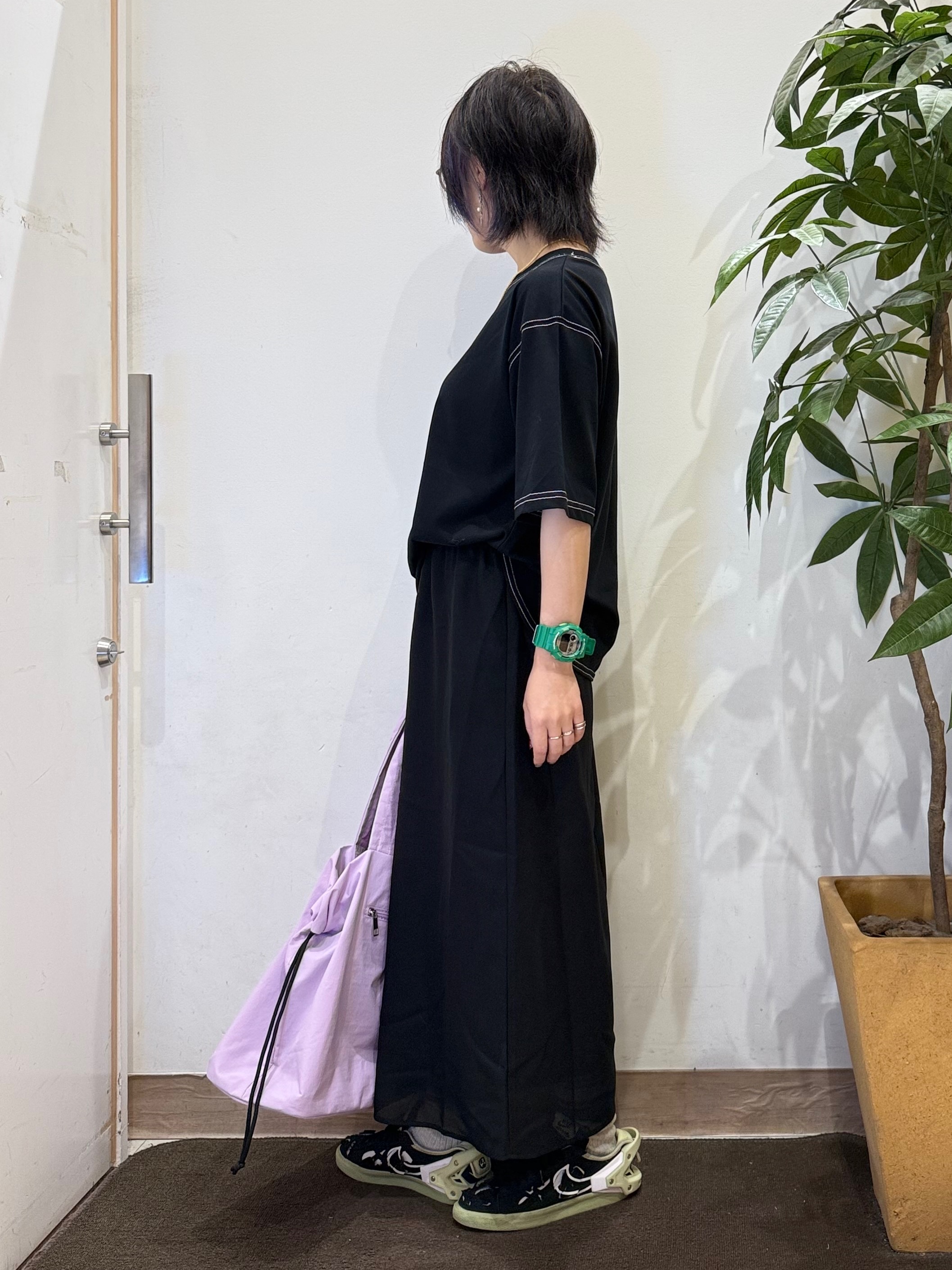misakiさんの「SHOO･LA･RUE｜【S-LL/体型カバー】インせず着られる 配色ステッチ 5分袖ロゴTシャツ」を使ったコーディネート