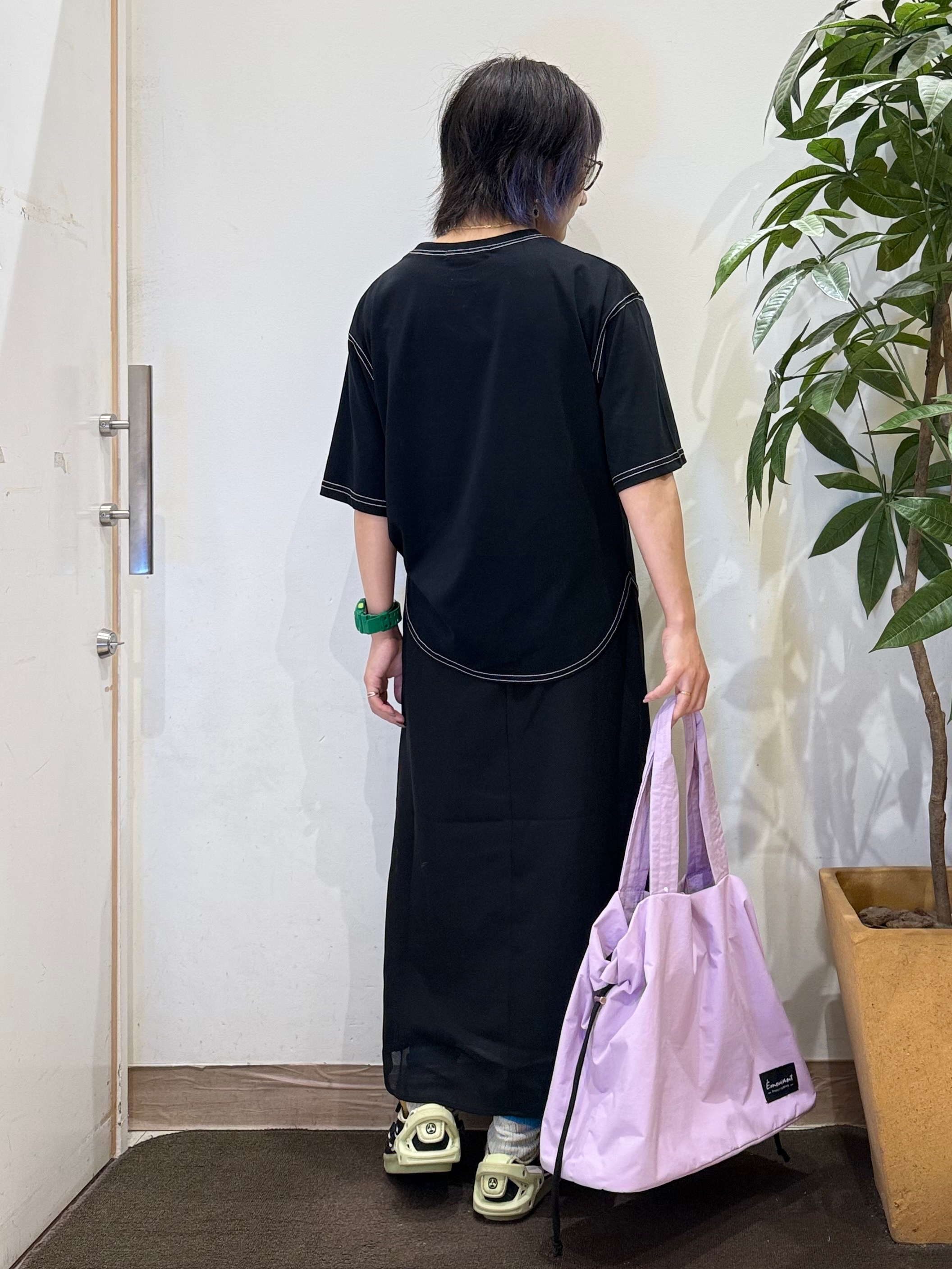 misakiさんの「SHOO･LA･RUE｜【S-LL/体型カバー】インせず着られる 配色ステッチ 5分袖ロゴTシャツ」を使ったコーディネート