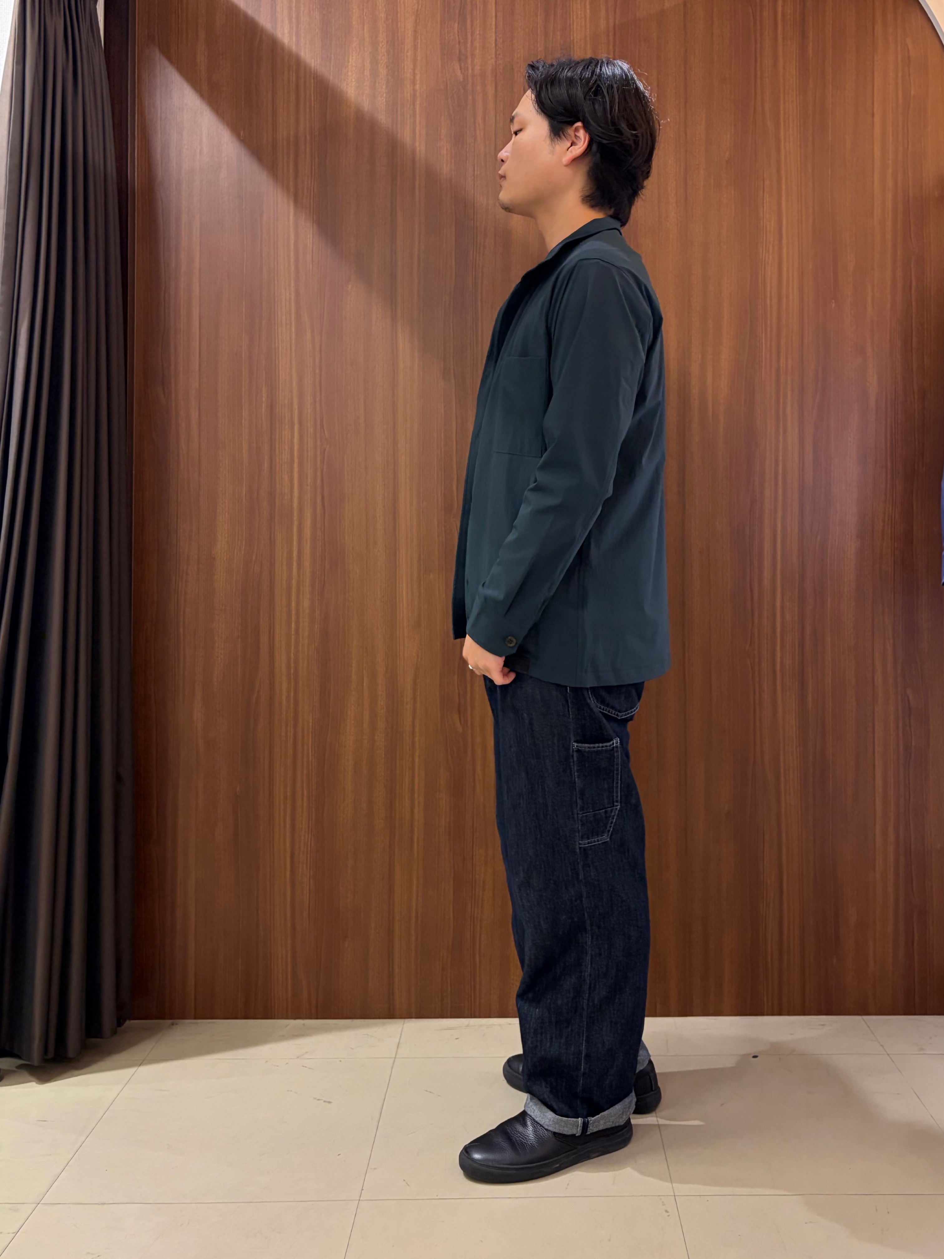 中村さんの「TAKEO KIKUCHI｜3Dナイロンストレッチ　スタンドカラーブルゾン」を使ったコーディネート