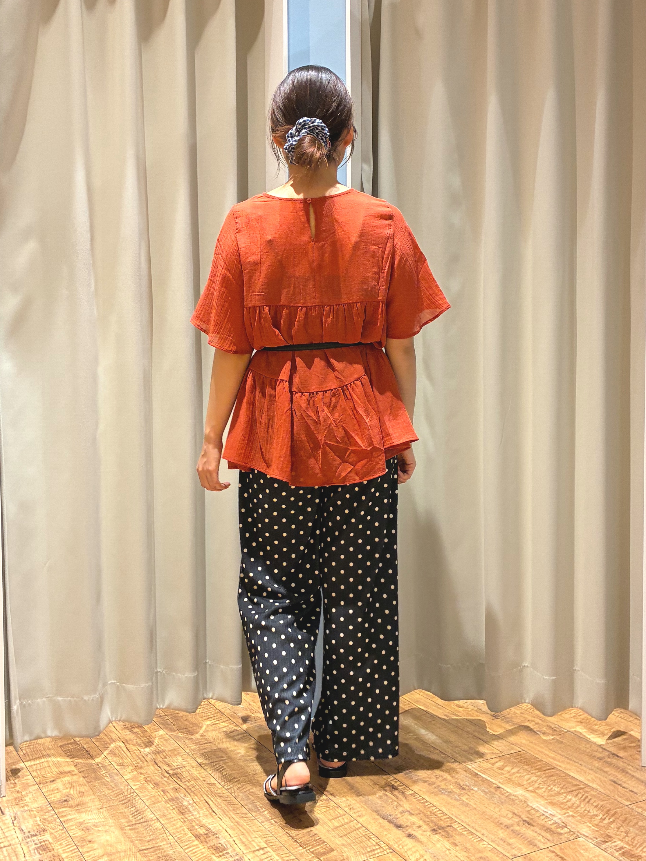 もんちゃんさんの「SHOO･LA･RUE｜【洗濯機可/S-LL】インせず着られる シアー素材が上品なティアードブラウス」を使ったコーディネート