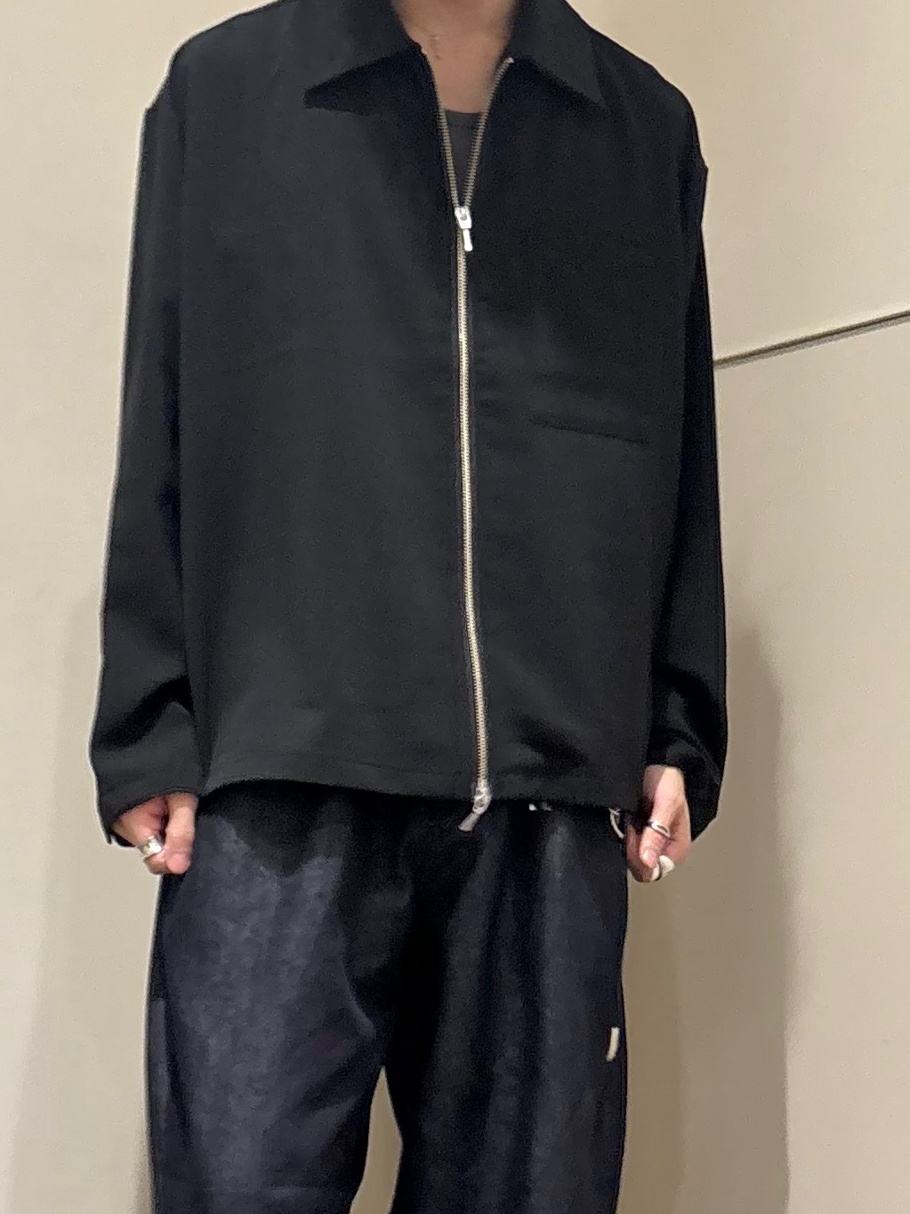 ナノシーさんの「tk.TAKEO KIKUCHI｜【色褪せしにくいデニム】Comfy Fadeless Denim Seriesワイドストレートデニム」を使ったコーディネート