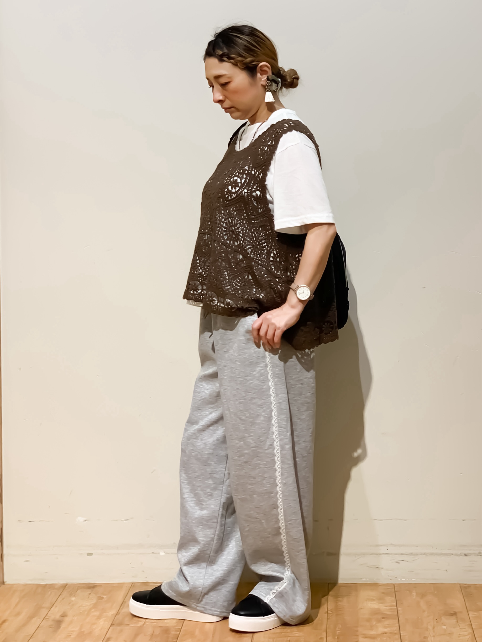 MEGさんの「SHOO･LA･RUE｜【2点セット/体型カバー】瞬間レイヤードコーデが完成 クロシェ編みベスト+ロゴT」を使ったコーディネート