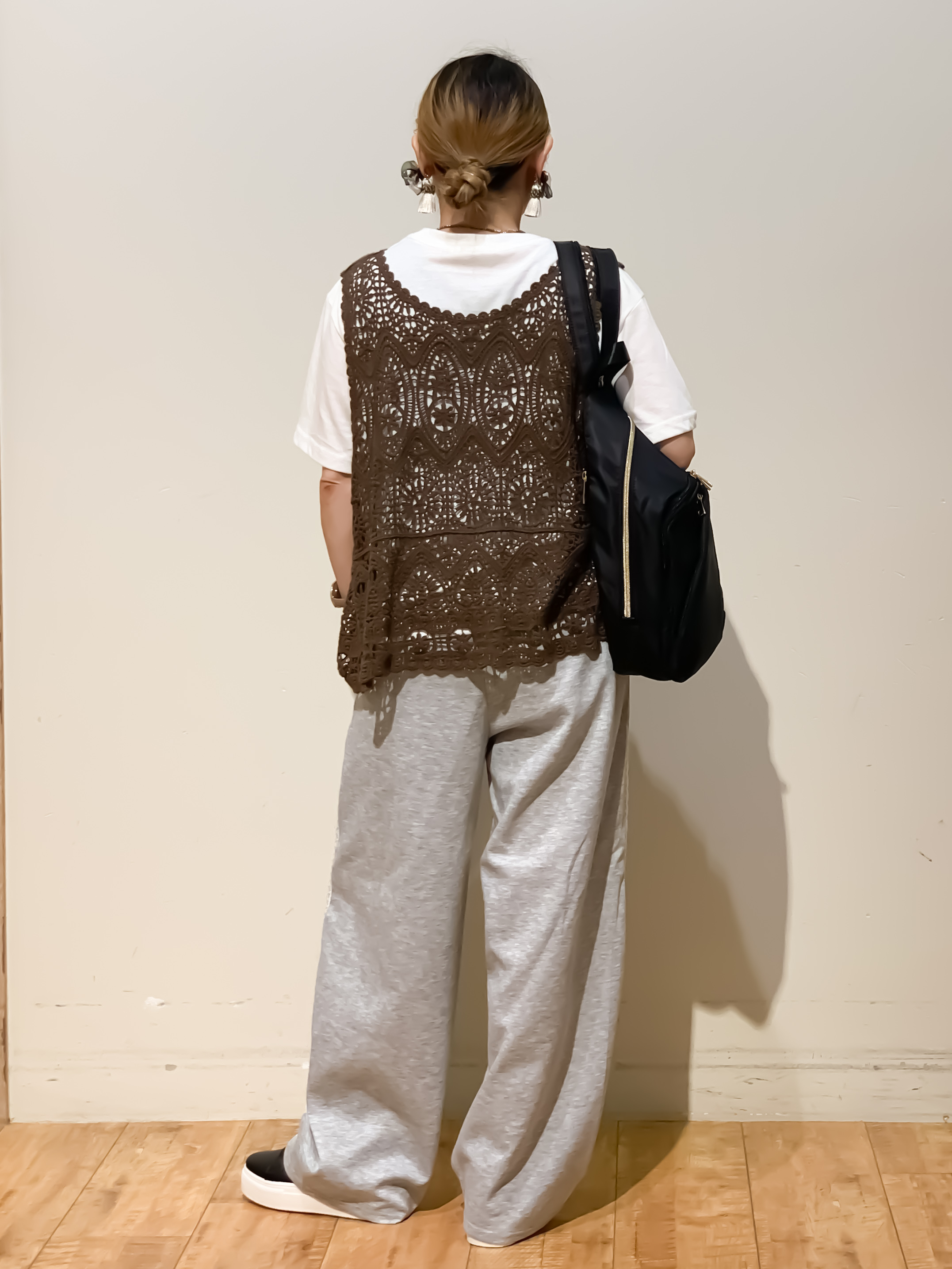 MEGさんの「SHOO･LA･RUE｜【2点セット/体型カバー】瞬間レイヤードコーデが完成 クロシェ編みベスト+ロゴT」を使ったコーディネート