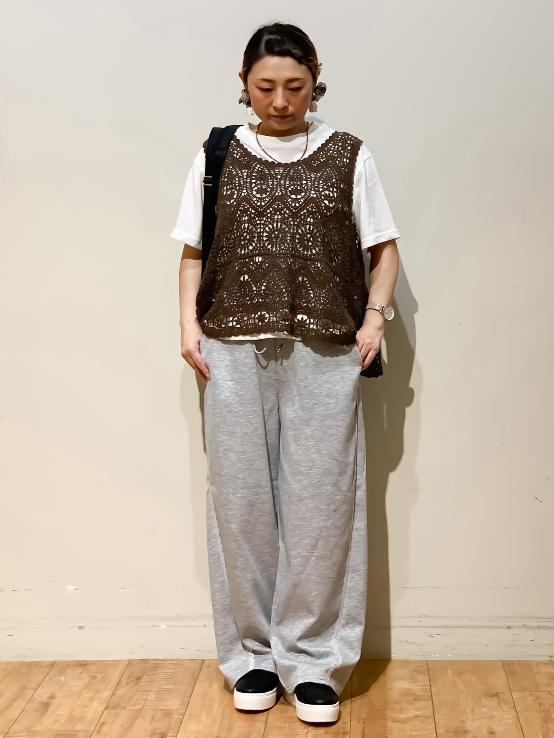 MEGさんの「SHOO･LA･RUE｜【2点セット/体型カバー】瞬間レイヤードコーデが完成 クロシェ編みベスト+ロゴT」を使ったコーディネート