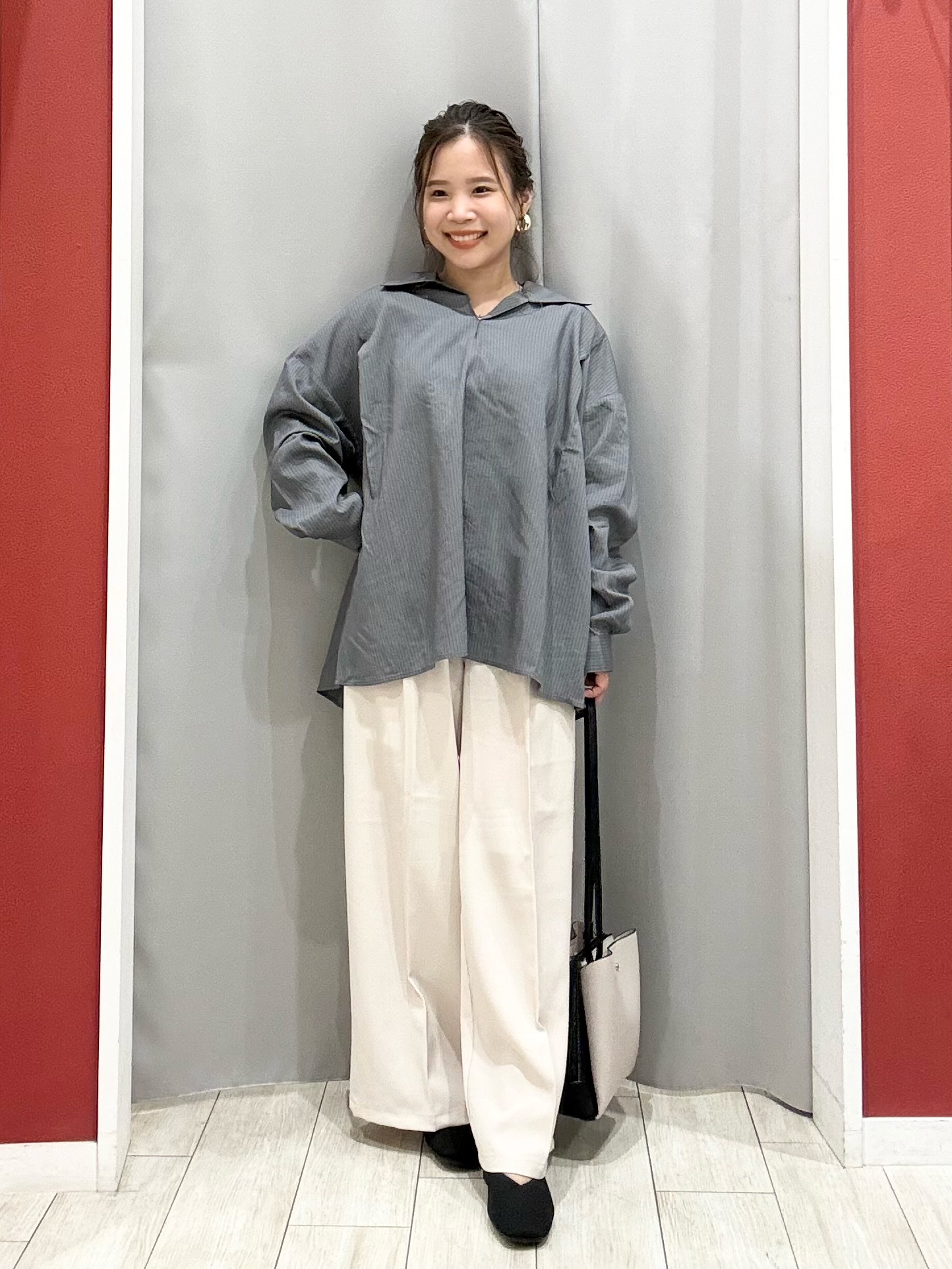 shioさんの「SHOO･LA･RUE｜【洗濯機可/S-LL】金ボタンが上品に。さらさらタッチカーディガン」を使ったコーディネート