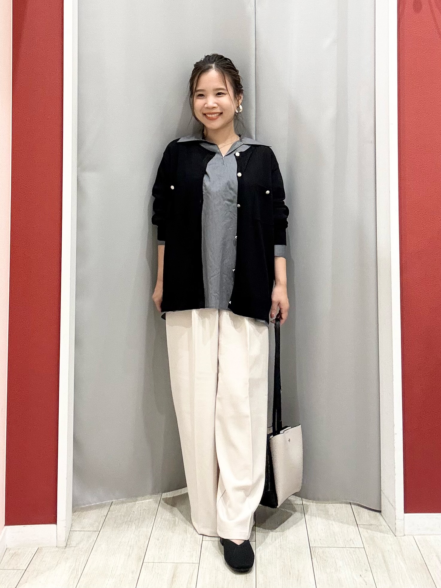 shioさんの「SHOO･LA･RUE｜【洗濯機可/S-LL】金ボタンが上品に。さらさらタッチカーディガン」を使ったコーディネート