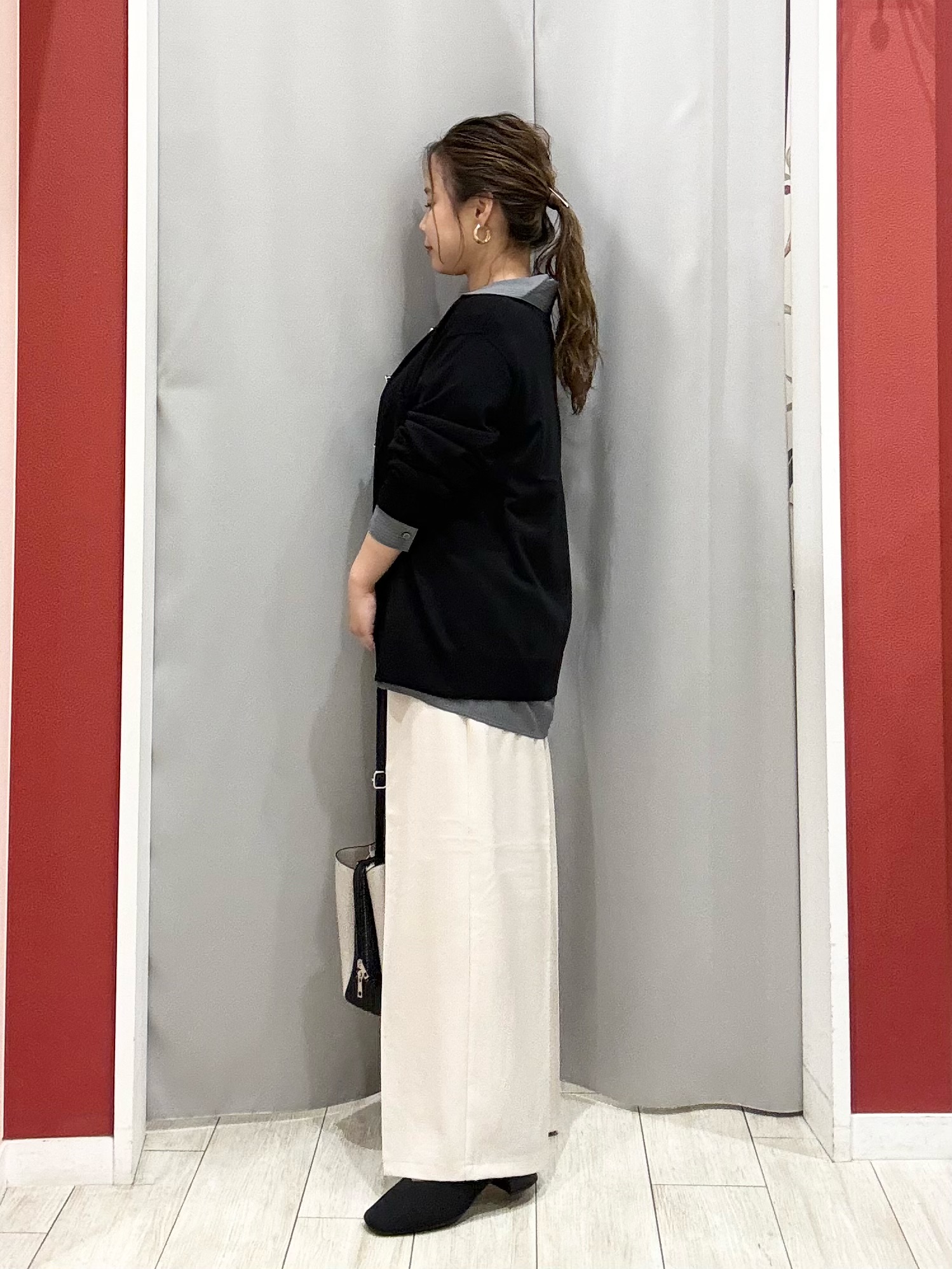 shioさんの「SHOO･LA･RUE｜【洗濯機可/S-LL】金ボタンが上品に。さらさらタッチカーディガン」を使ったコーディネート