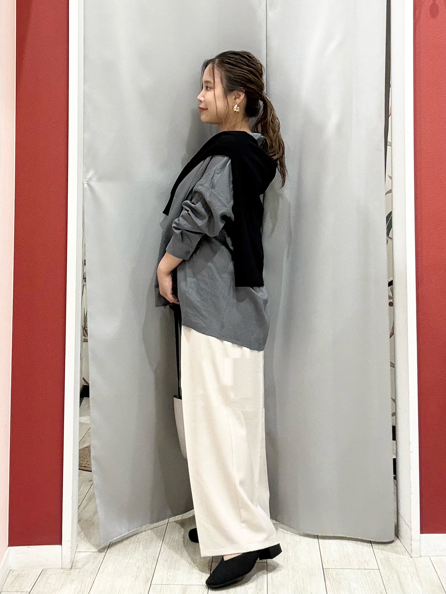 shioさんの「SHOO･LA･RUE｜【洗濯機可/S-LL】金ボタンが上品に。さらさらタッチカーディガン」を使ったコーディネート