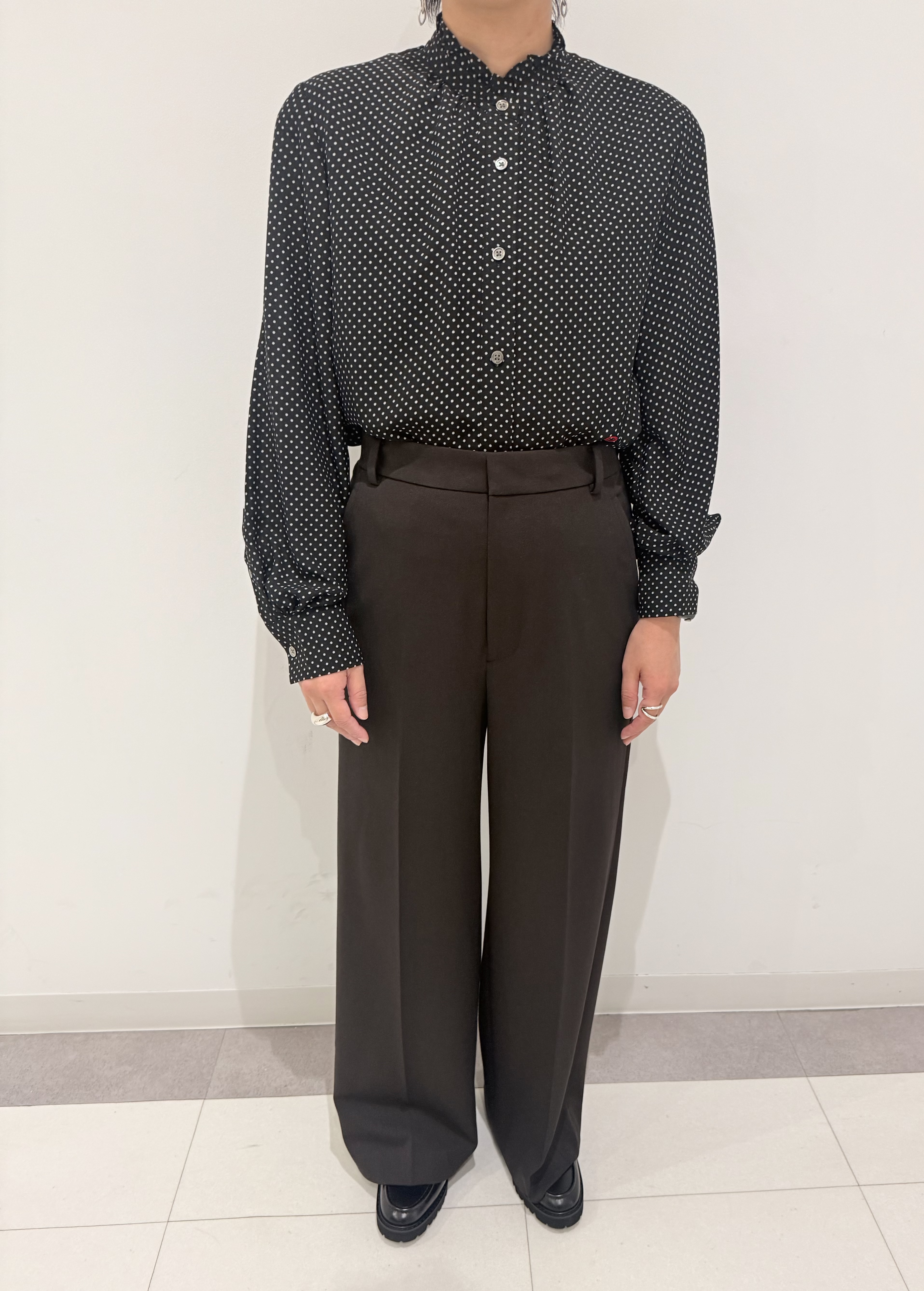 MIYAKAWAさんの「DRESSTERIOR｜ドット スタンドフリルネック ブラウス」を使ったコーディネート