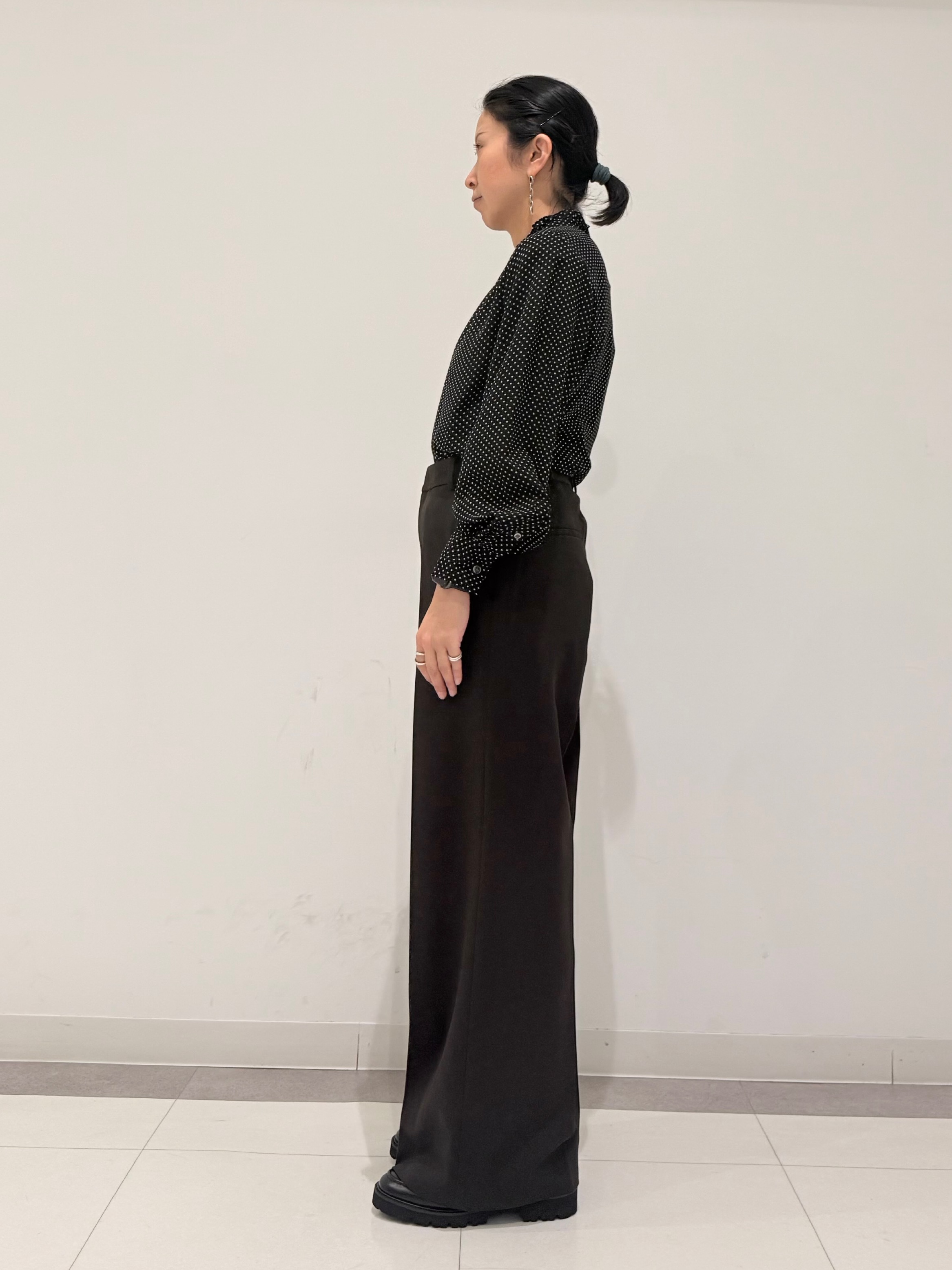MIYAKAWAさんの「DRESSTERIOR｜ドット スタンドフリルネック ブラウス」を使ったコーディネート