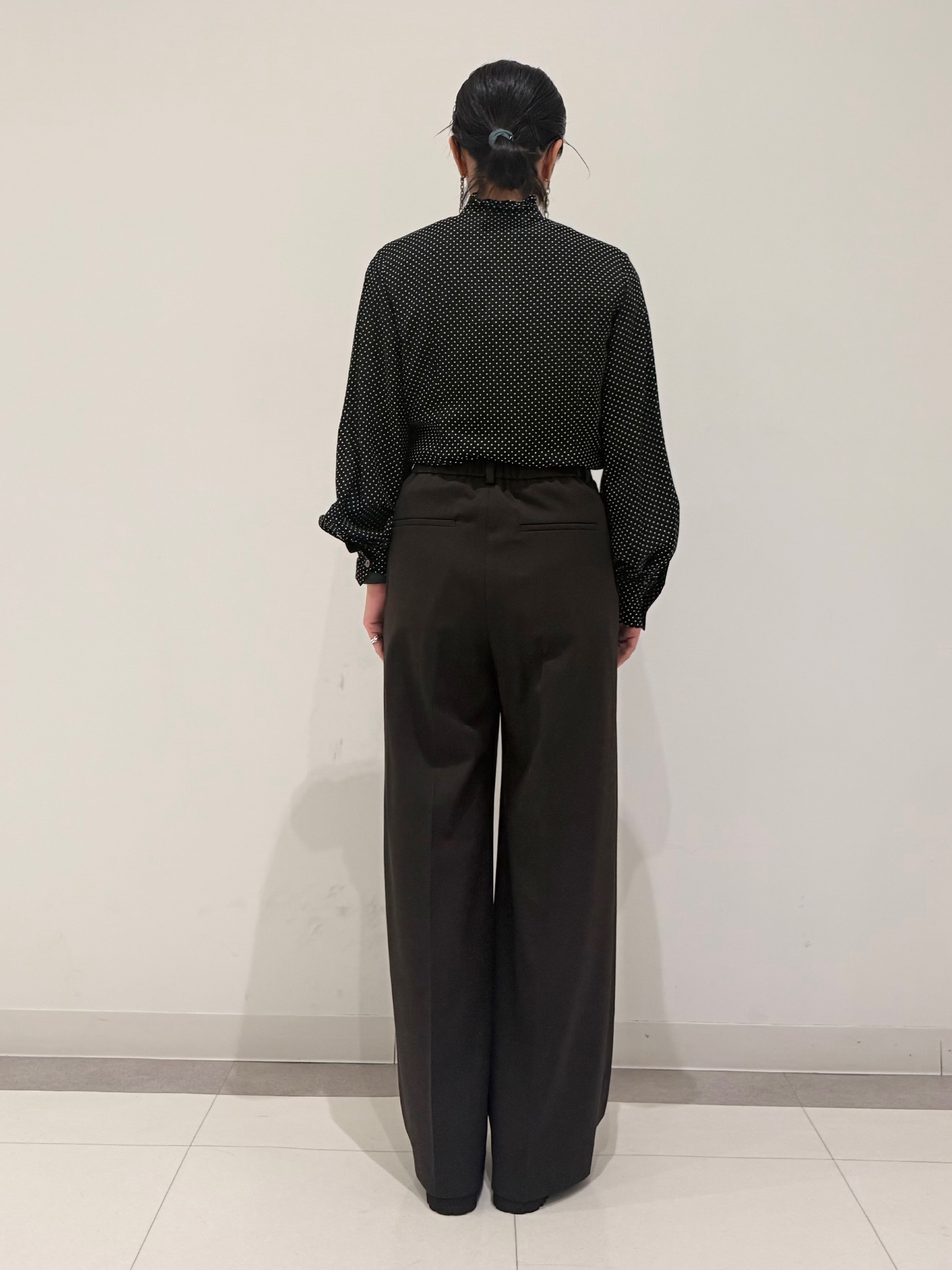 MIYAKAWAさんの「DRESSTERIOR｜ドット スタンドフリルネック ブラウス」を使ったコーディネート