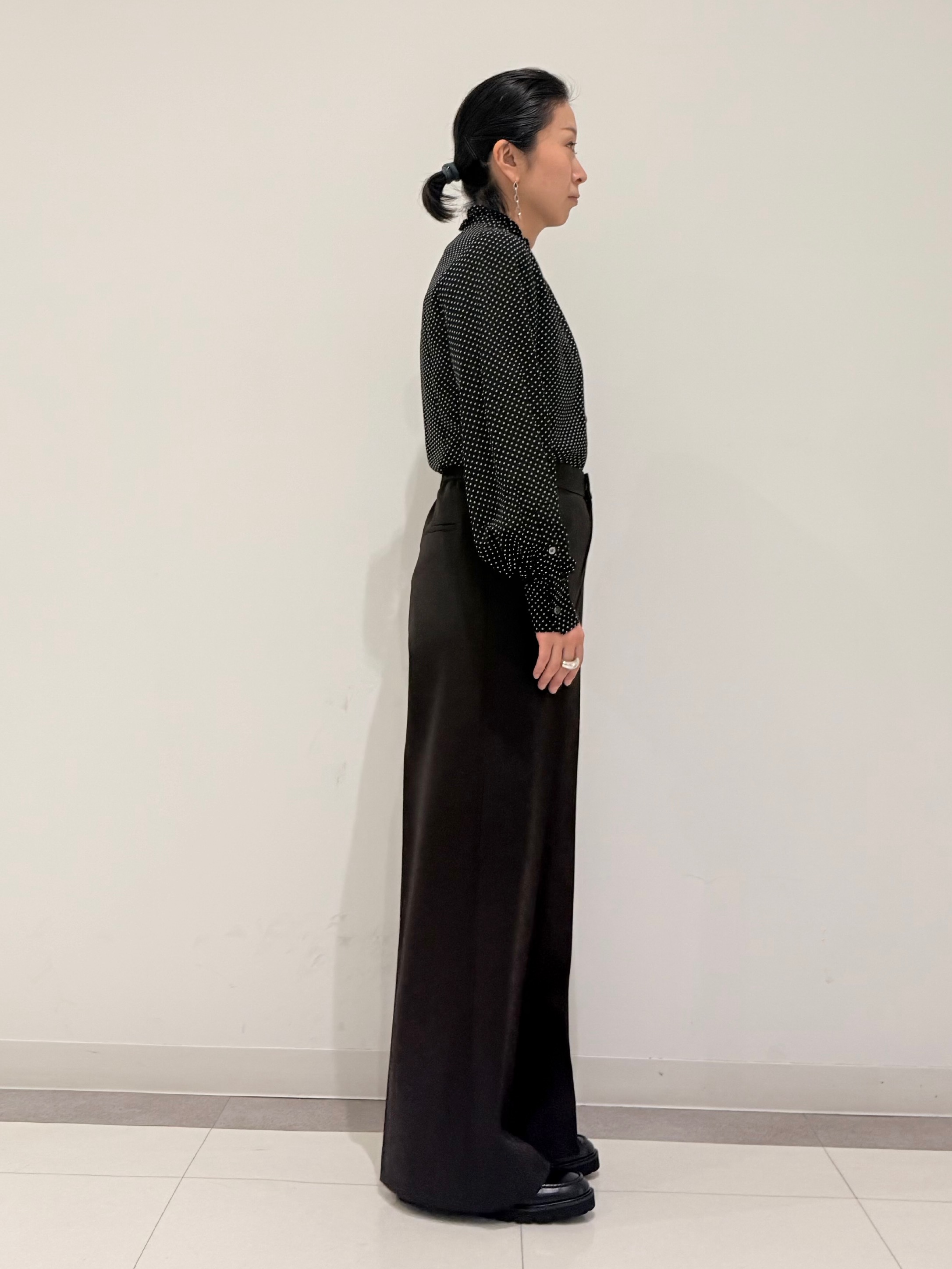 MIYAKAWAさんの「DRESSTERIOR｜ドット スタンドフリルネック ブラウス」を使ったコーディネート