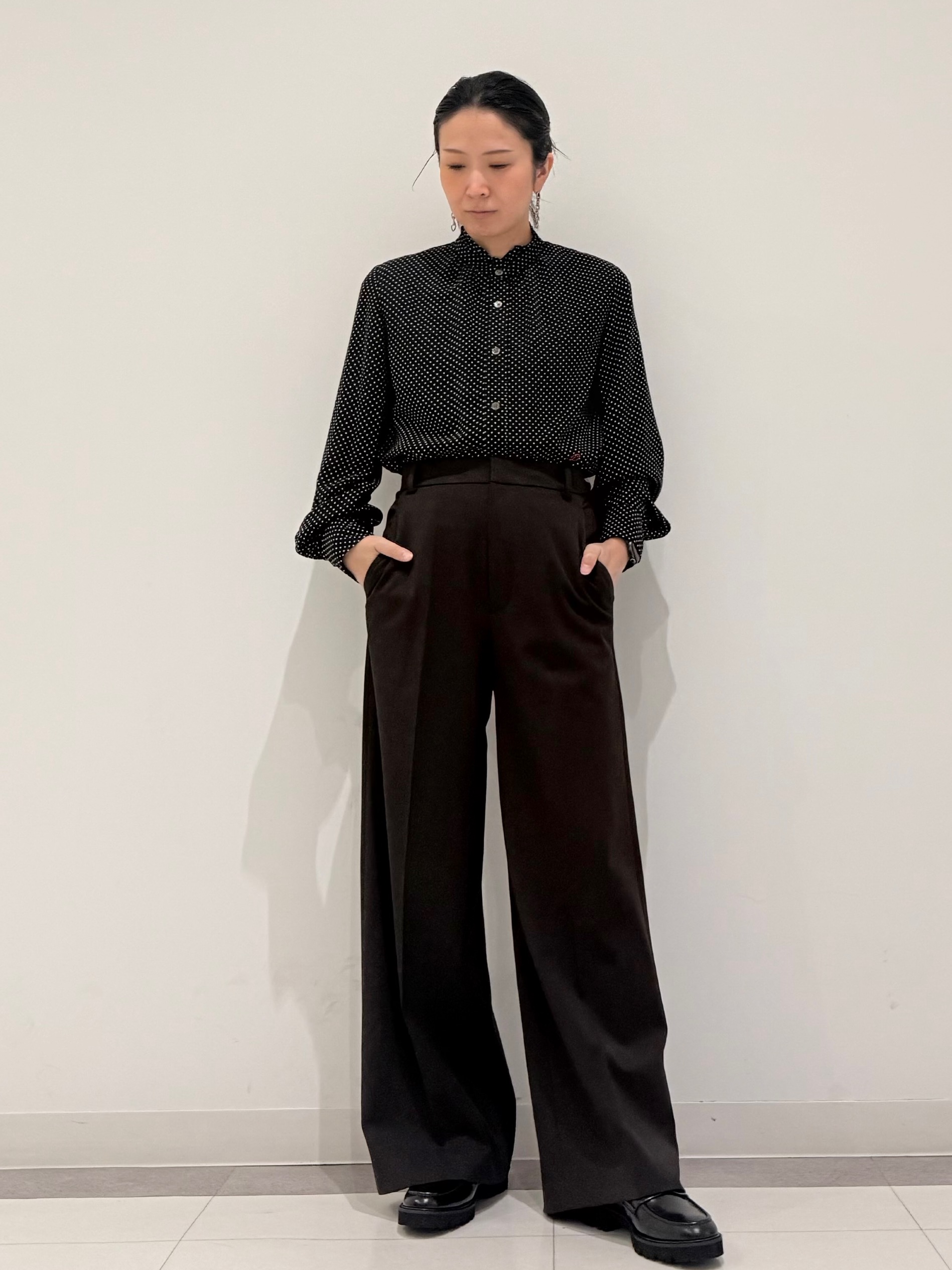 MIYAKAWAさんの「DRESSTERIOR｜ドット スタンドフリルネック ブラウス」を使ったコーディネート