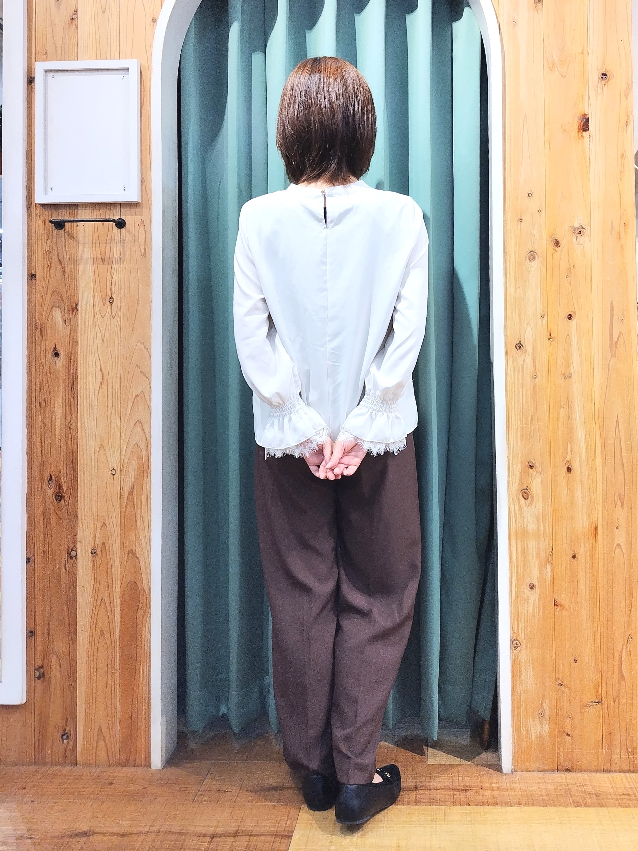 ショーコラさんの「SHOO･LA･RUE｜【S-LL/洗濯機可】お袖レースで華やぐ。フェミニンブラウス」を使ったコーディネート