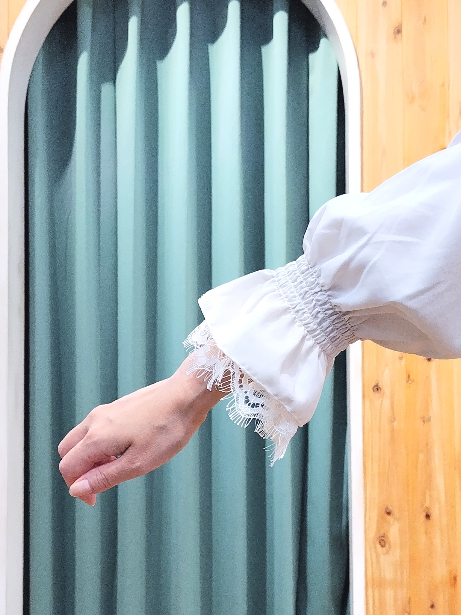 ショーコラさんの「SHOO･LA･RUE｜【S-LL/洗濯機可】お袖レースで華やぐ。フェミニンブラウス」を使ったコーディネート