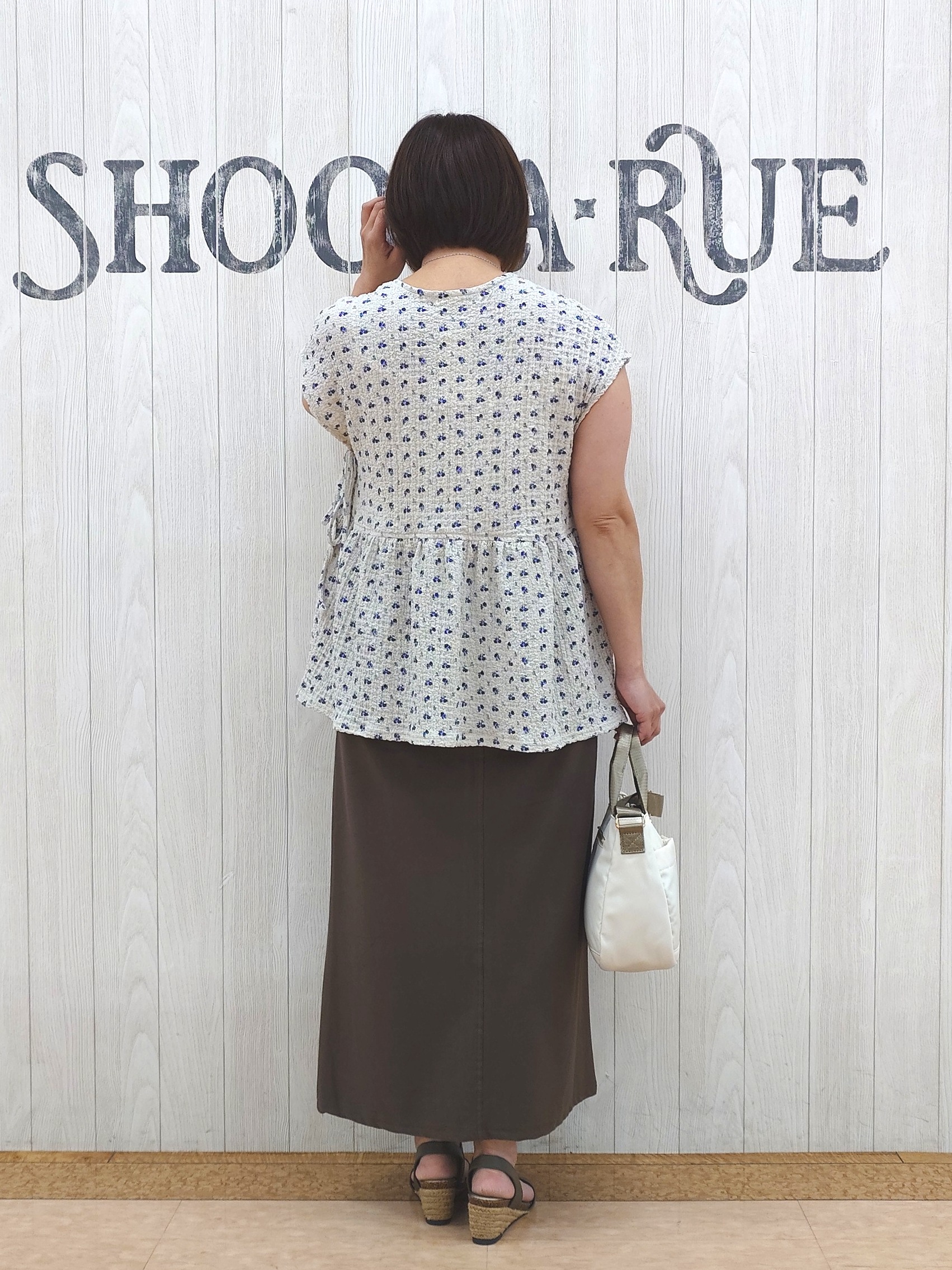 とろろさんの「SHOO･LA･RUE｜【S-LL/洗濯機可】サイドリボン付き ポコポコペプラムトップス」を使ったコーディネート