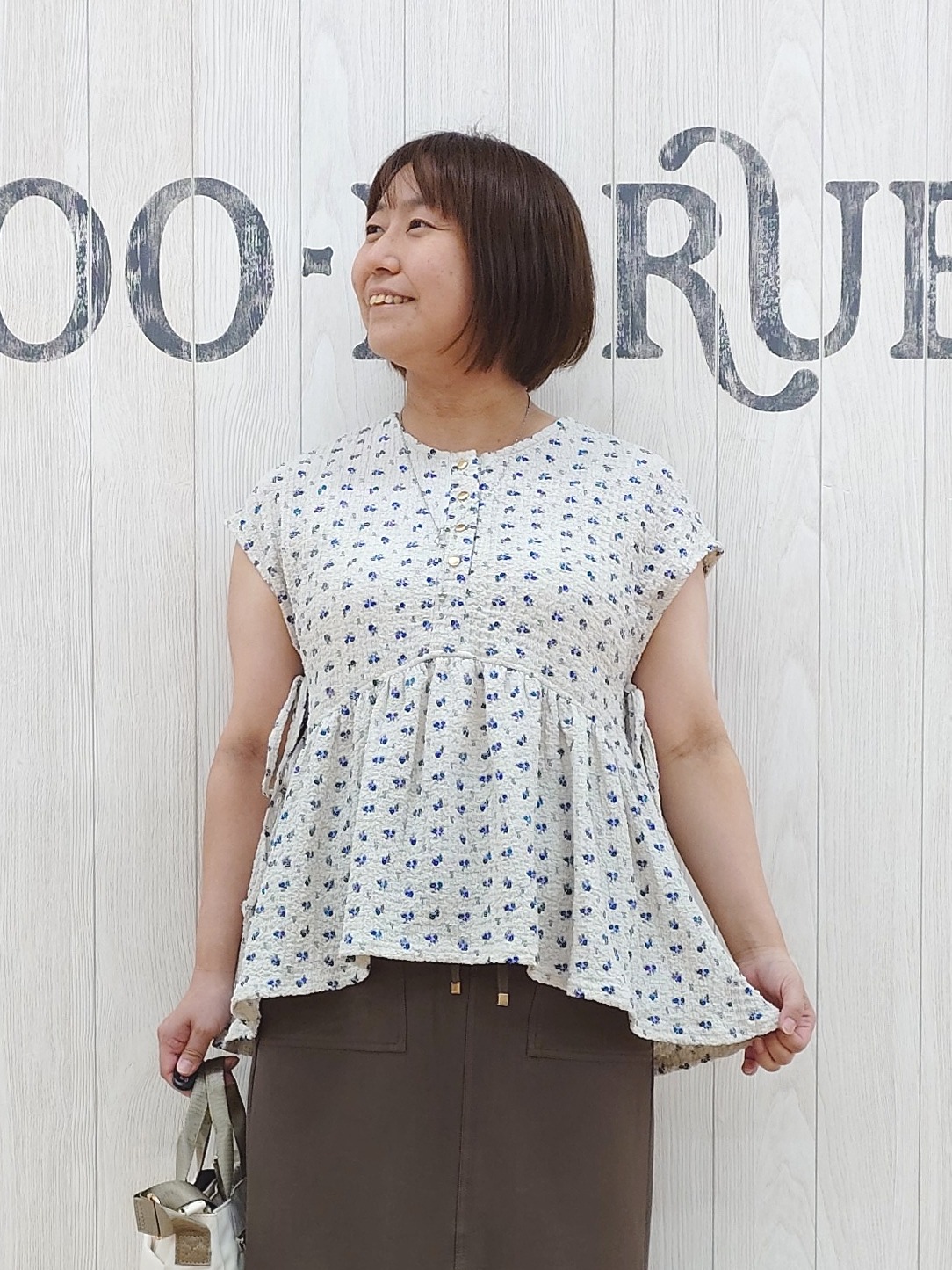 とろろさんの「SHOO･LA･RUE｜【S-LL/洗濯機可】サイドリボン付き ポコポコペプラムトップス」を使ったコーディネート