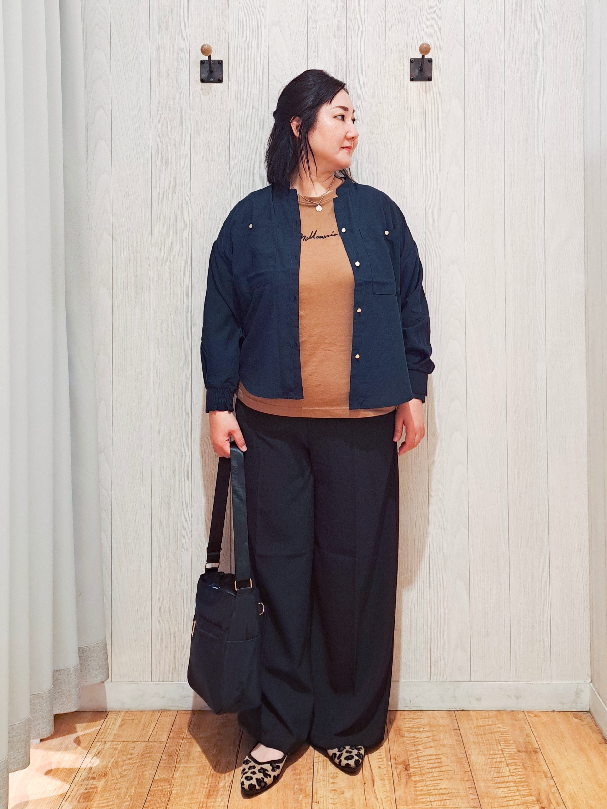 kotomiさんの「SHOO･LA･RUE｜【洗濯後しわになりにくい/S-LL】キーネック金ボタンポケットシャツ」を使ったコーディネート