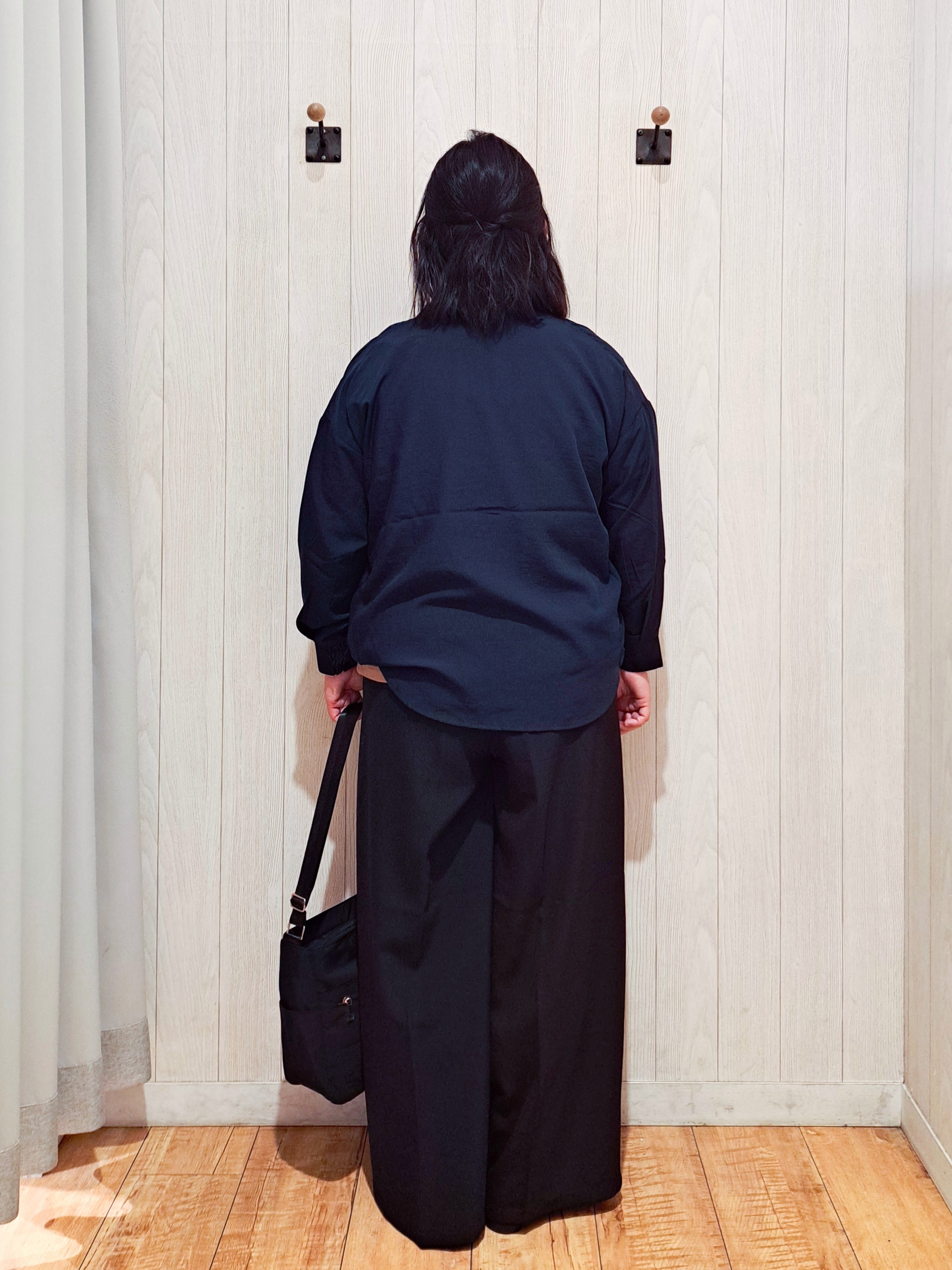 kotomiさんの「SHOO･LA･RUE｜【洗濯後しわになりにくい/S-LL】キーネック金ボタンポケットシャツ」を使ったコーディネート