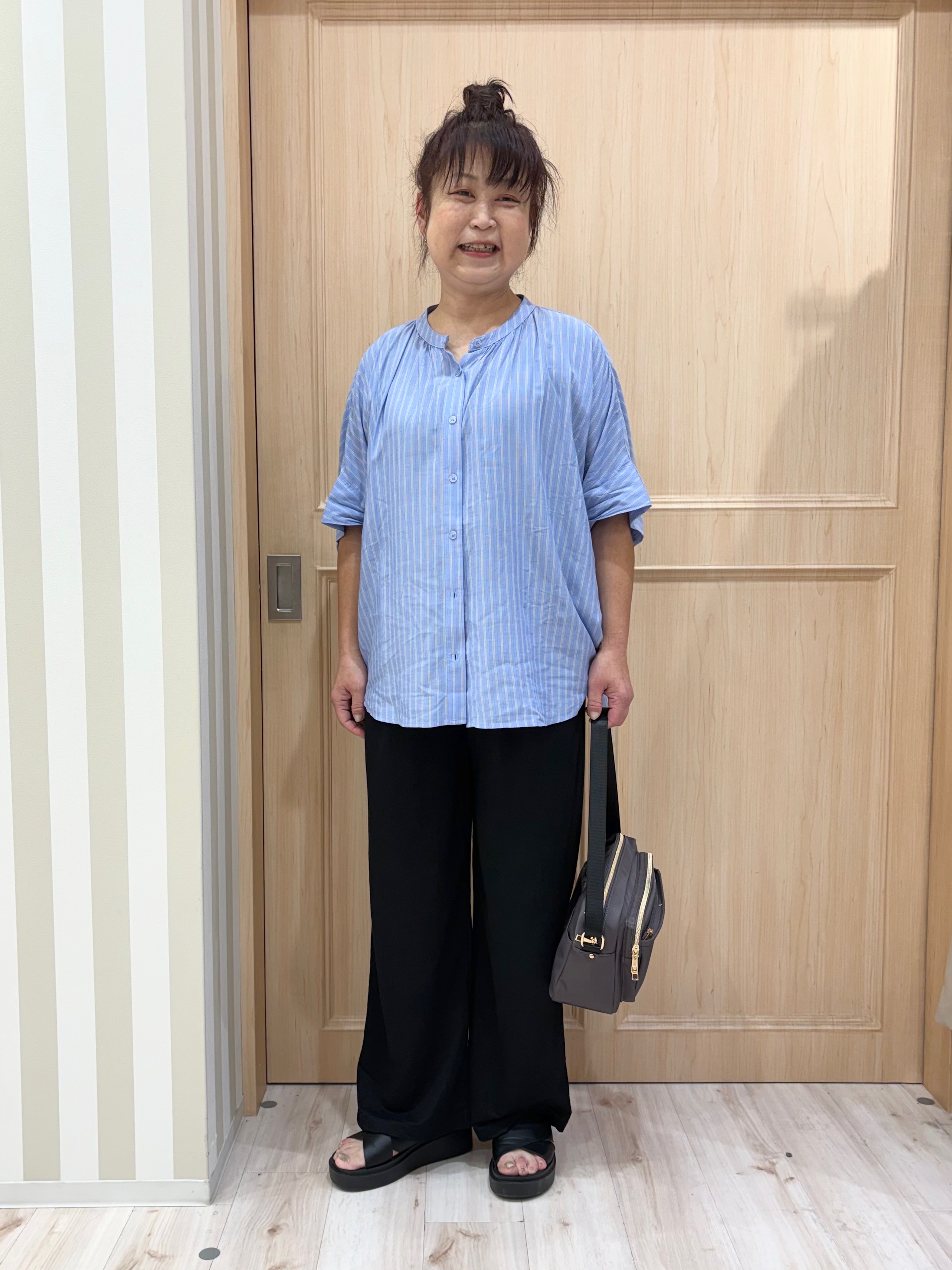 モランさんの「SHOO･LA･RUE｜【ひんやり/洗濯機可/体型カバー】二の腕隠れる ゆるっとドルマンバンドカラーシャツ」を使ったコーディネート