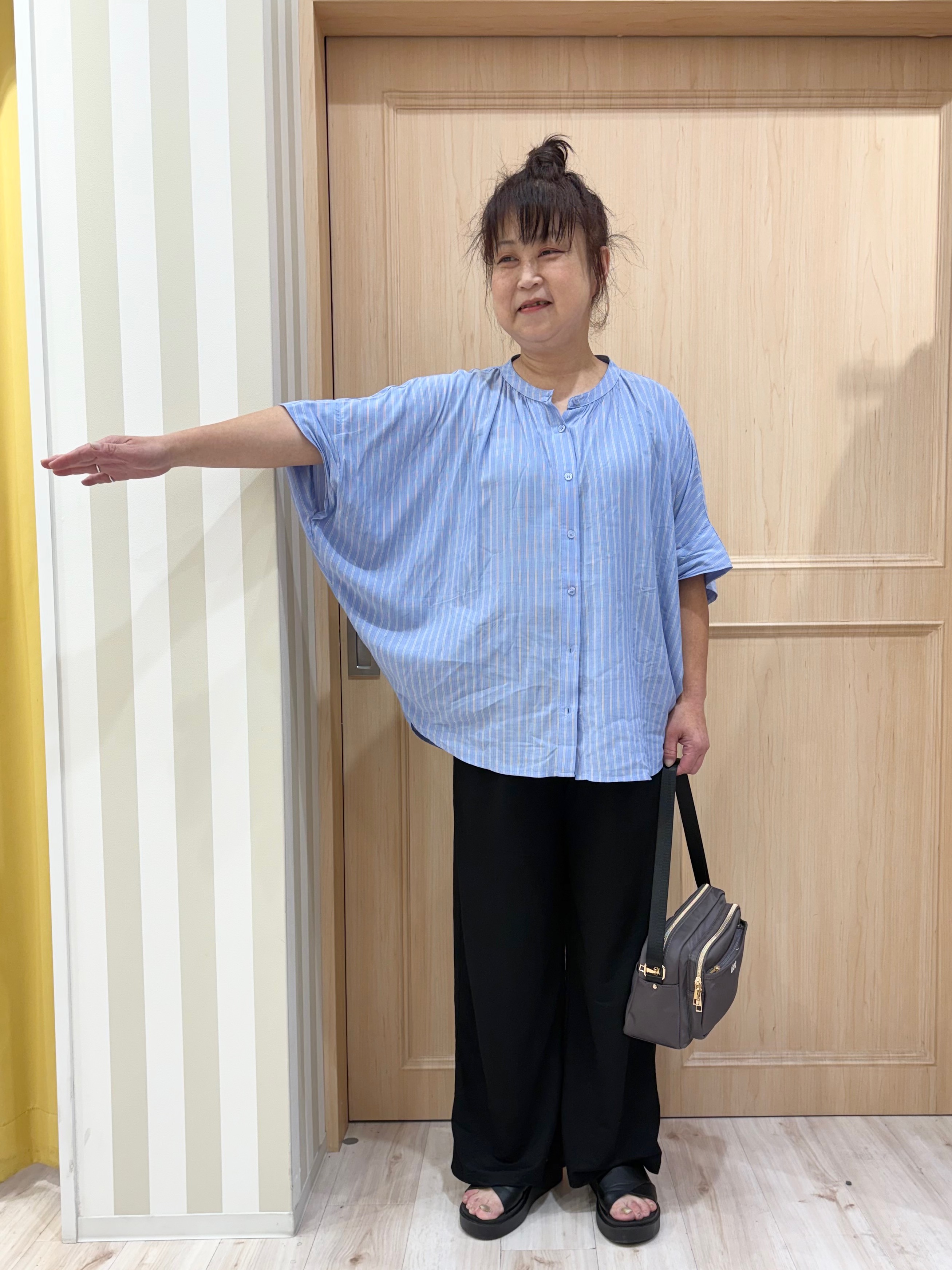 モランさんの「SHOO･LA･RUE｜【ひんやり/洗濯機可/体型カバー】二の腕隠れる ゆるっとドルマンバンドカラーシャツ」を使ったコーディネート