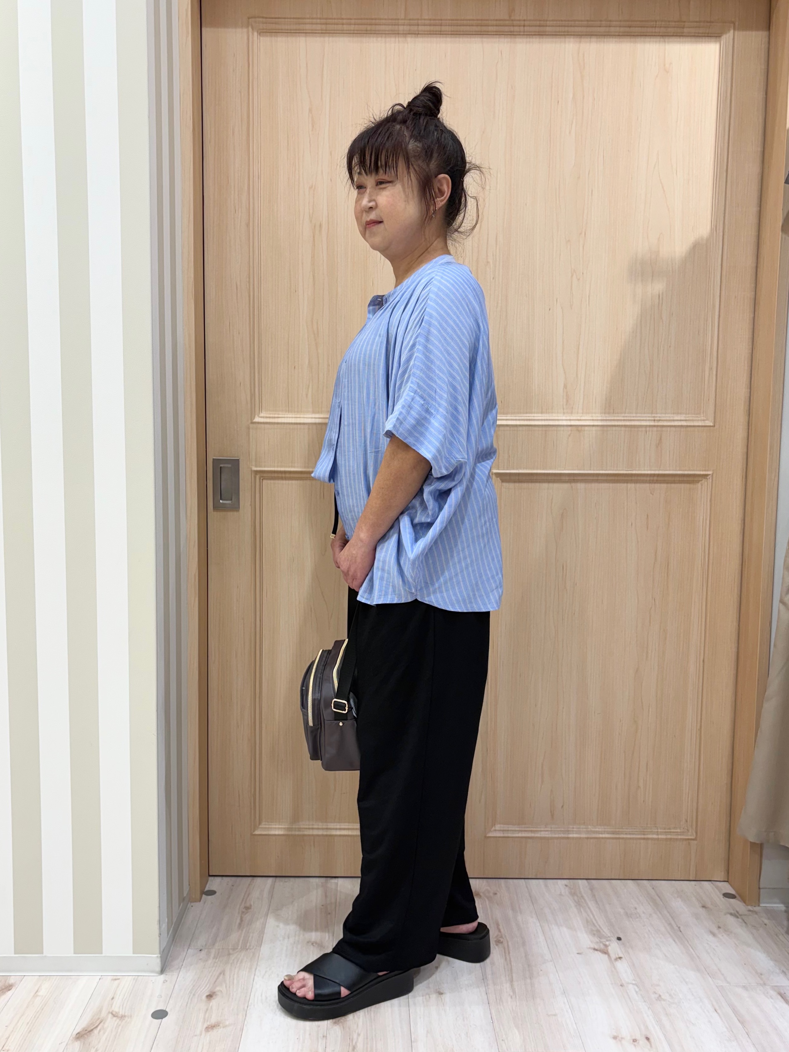 モランさんの「SHOO･LA･RUE｜【ひんやり/洗濯機可/体型カバー】二の腕隠れる ゆるっとドルマンバンドカラーシャツ」を使ったコーディネート
