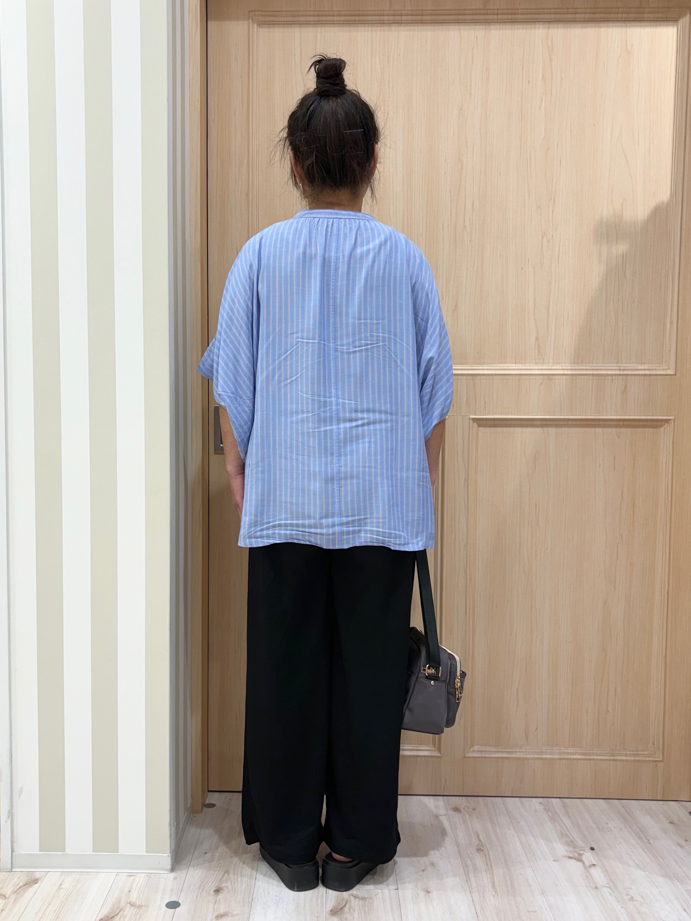 モランさんの「SHOO･LA･RUE｜【ひんやり/洗濯機可/体型カバー】二の腕隠れる ゆるっとドルマンバンドカラーシャツ」を使ったコーディネート
