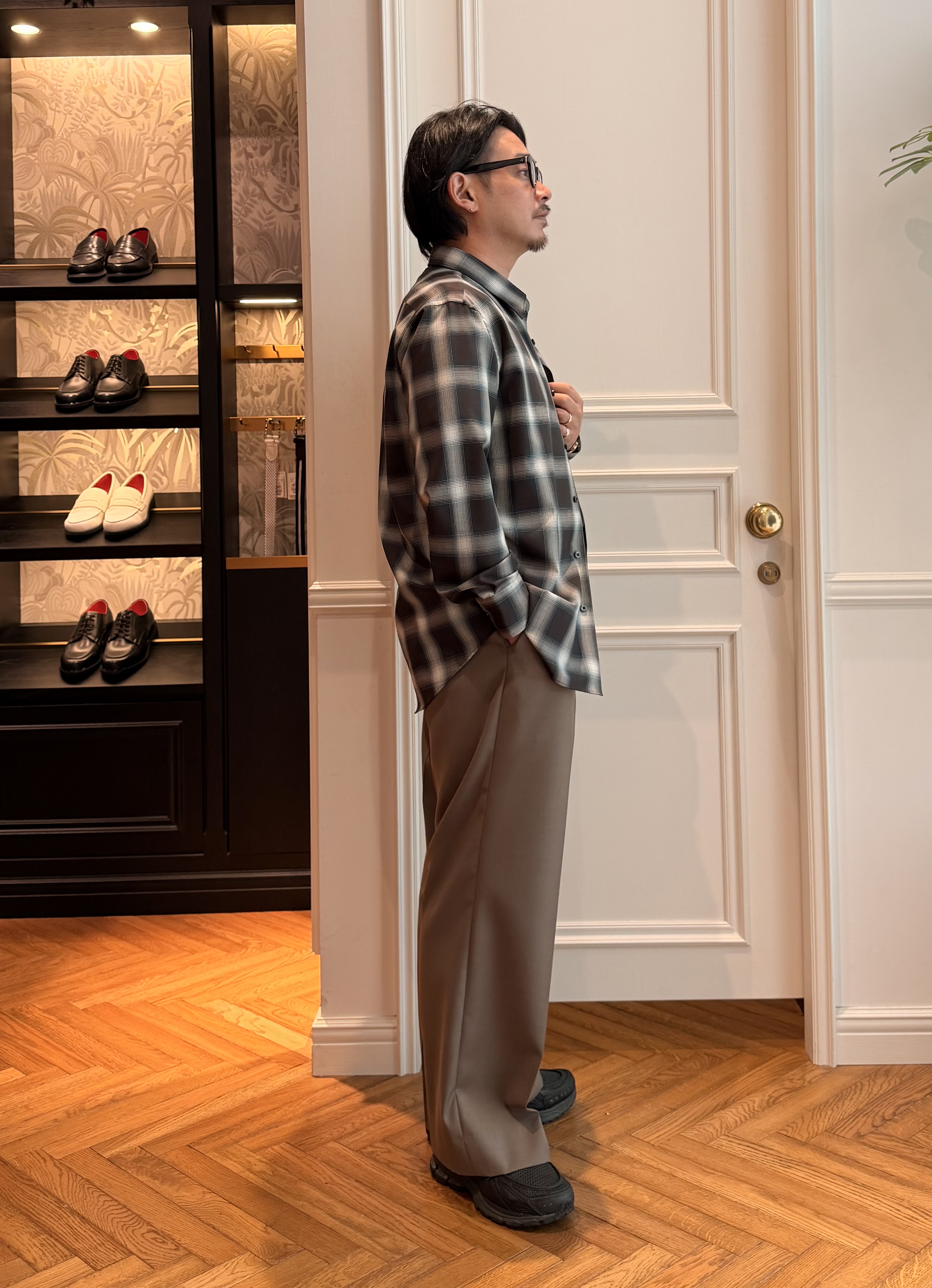 鶴田大士さんの「DRESSTERIOR｜【日本製】オンブレーチェックシャツ」を使ったコーディネート