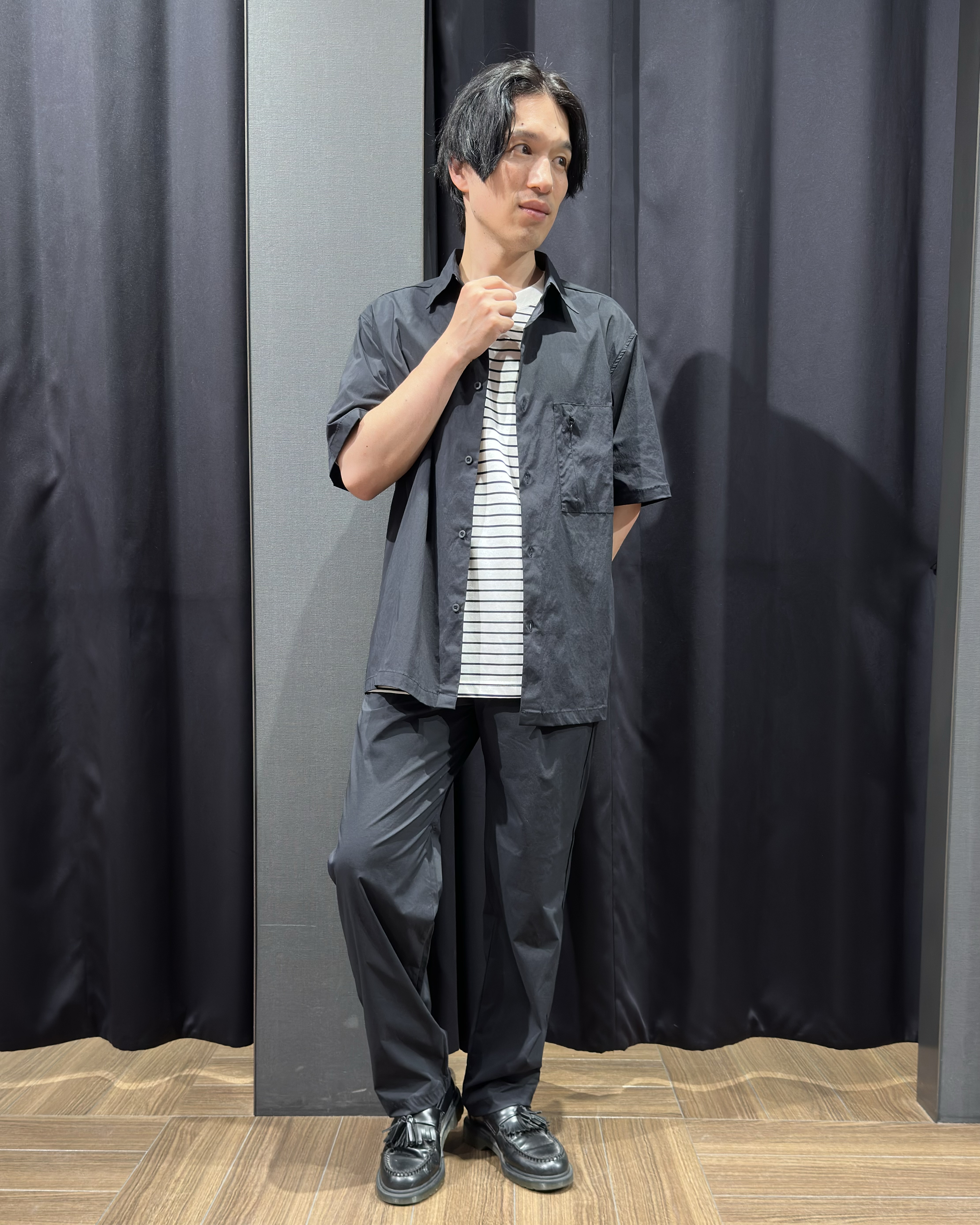 tomoyaさんの「THE SHOP TK｜【接触冷感/洗濯機OK/セットアップ可】ナイロンストレッチ半袖シャツ」を使ったコーディネート