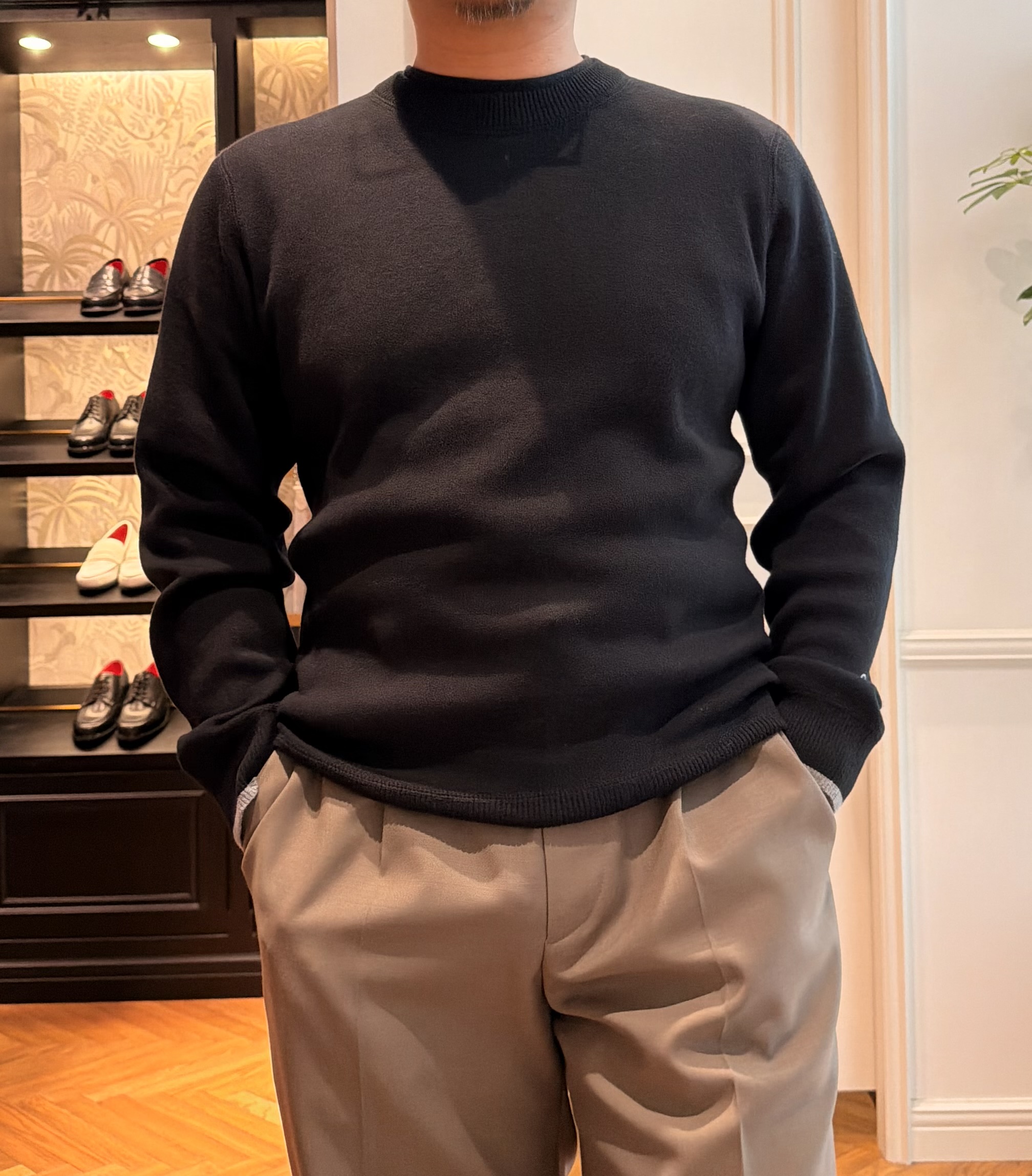 鶴田大士さんの「DRESSTERIOR｜【6色展開/洗濯機可】コットンカシミヤ スムースニット」を使ったコーディネート