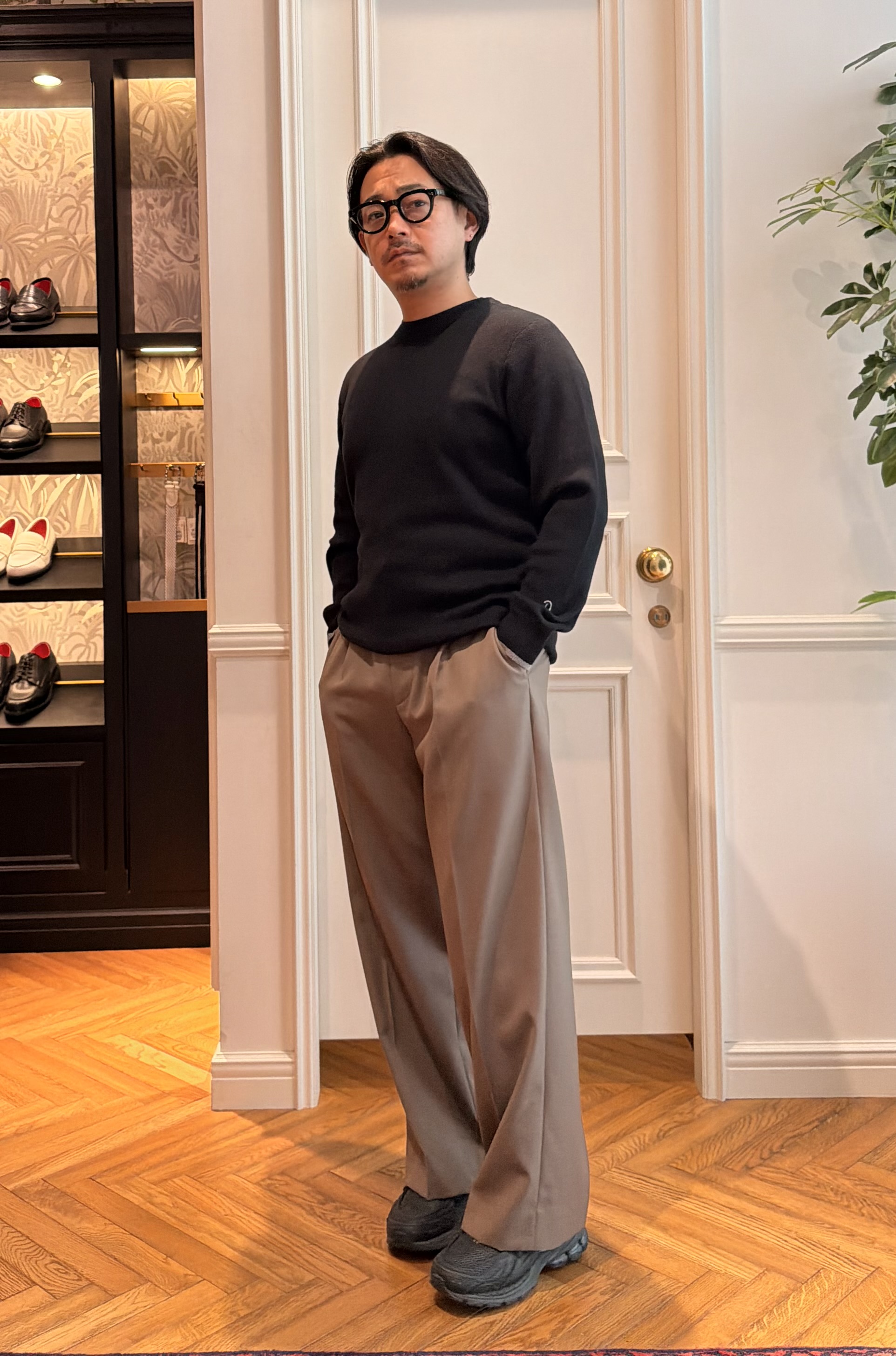 鶴田大士さんの「DRESSTERIOR｜【6色展開/洗濯機可】コットンカシミヤ スムースニット」を使ったコーディネート