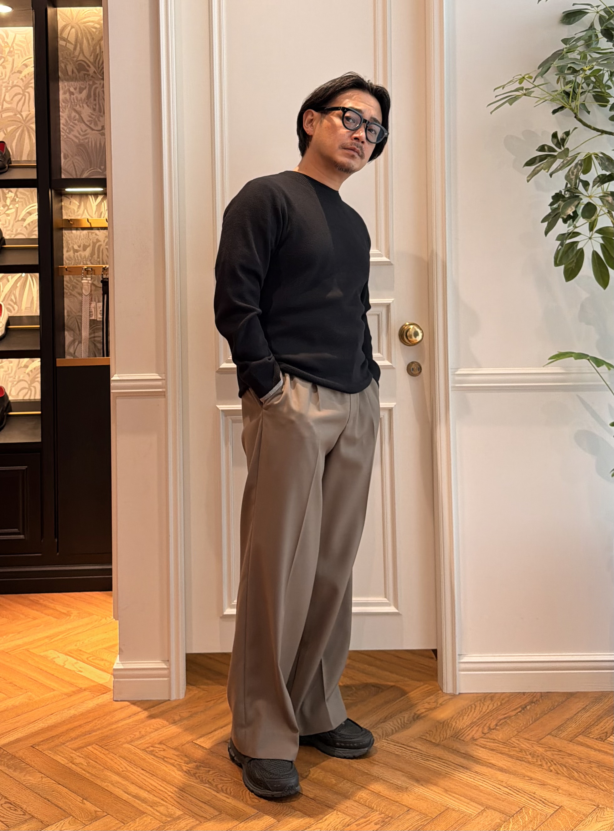 鶴田大士さんの「DRESSTERIOR｜【6色展開/洗濯機可】コットンカシミヤ スムースニット」を使ったコーディネート