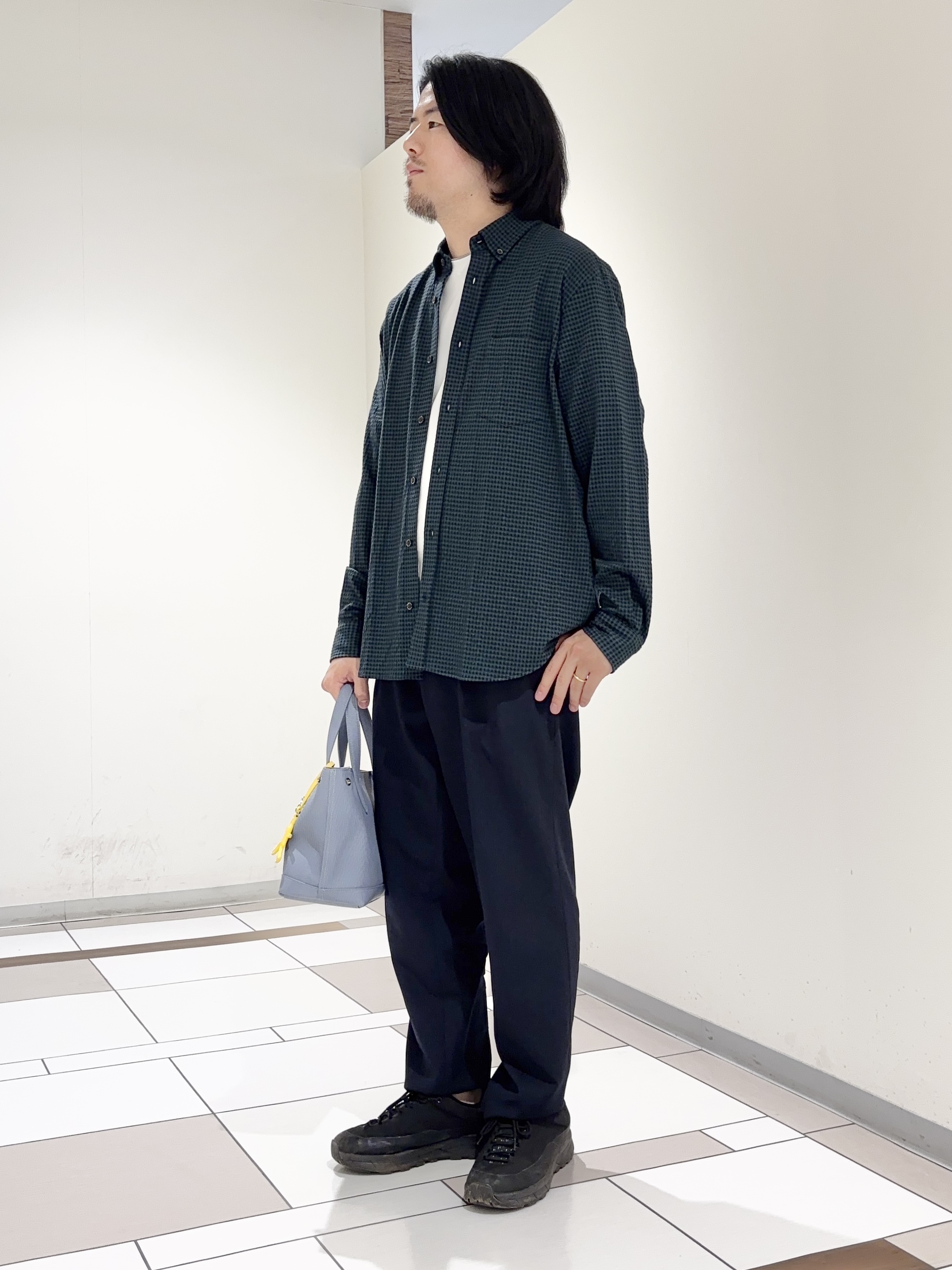 及川さんの「TAKEO KIKUCHI｜【抗菌防臭/シーズンレス】シアサッカーギンガムチェック ストレッチシャツ」を使ったコーディネート