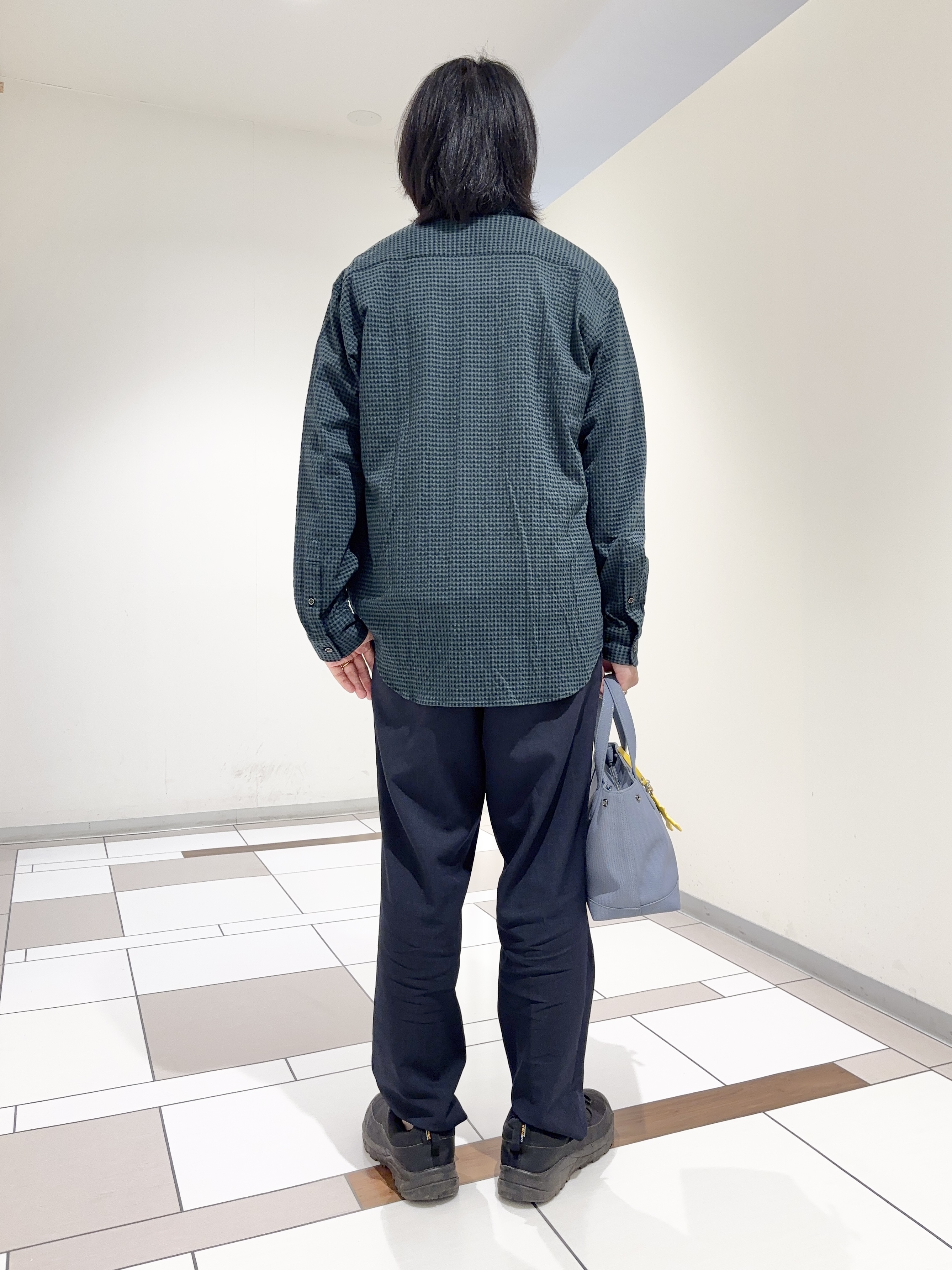 及川さんの「TAKEO KIKUCHI｜【抗菌防臭/シーズンレス】シアサッカーギンガムチェック ストレッチシャツ」を使ったコーディネート