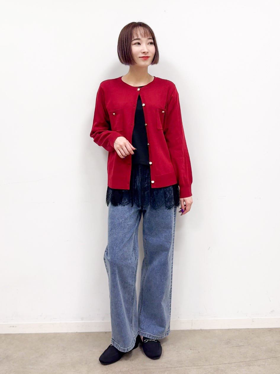 𝐜𝐡𝐢𝐤𝐚さんの「SHOO･LA･RUE｜【洗濯機可/S-LL】金ボタンが上品に。さらさらタッチカーディガン」を使ったコーディネート