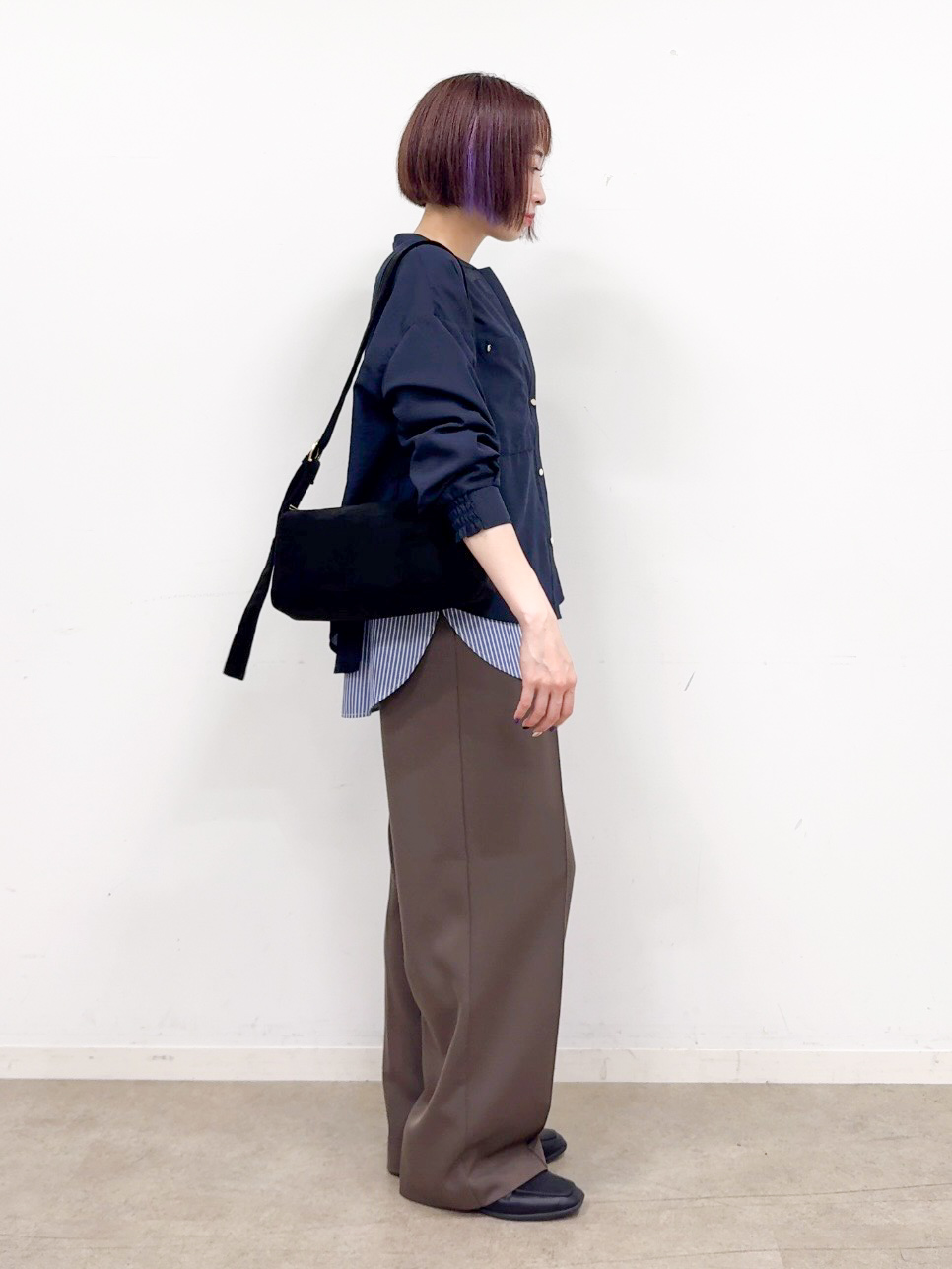 𝐜𝐡𝐢𝐤𝐚さんの「SHOO･LA･RUE｜【洗濯後しわになりにくい/S-LL】キーネック金ボタンポケットシャツ」を使ったコーディネート