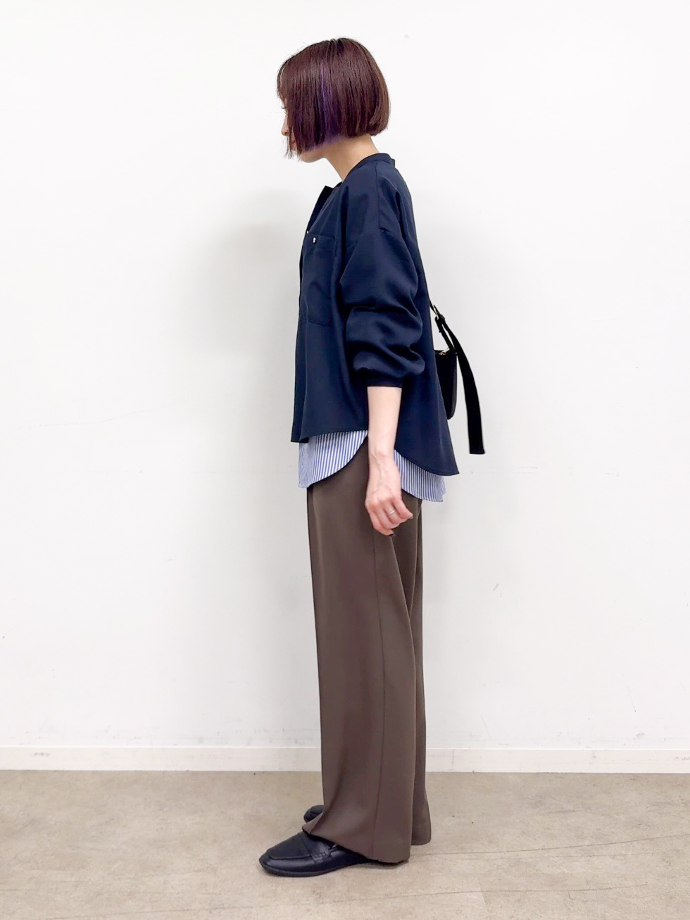 𝐜𝐡𝐢𝐤𝐚さんの「SHOO･LA･RUE｜【洗濯後しわになりにくい/S-LL】キーネック金ボタンポケットシャツ」を使ったコーディネート