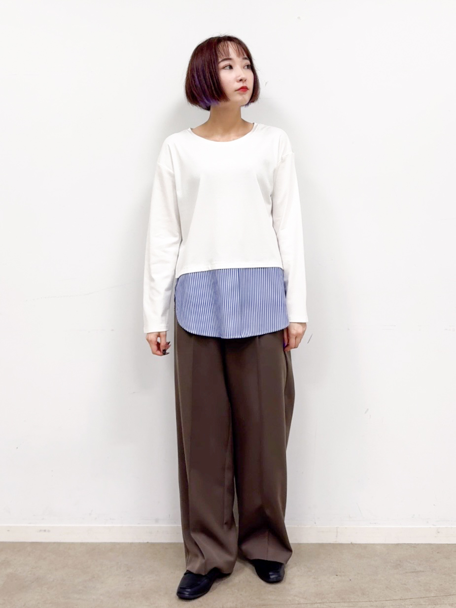 𝐜𝐡𝐢𝐤𝐚さんの「SHOO･LA･RUE｜【洗濯後しわになりにくい/S-LL】キーネック金ボタンポケットシャツ」を使ったコーディネート