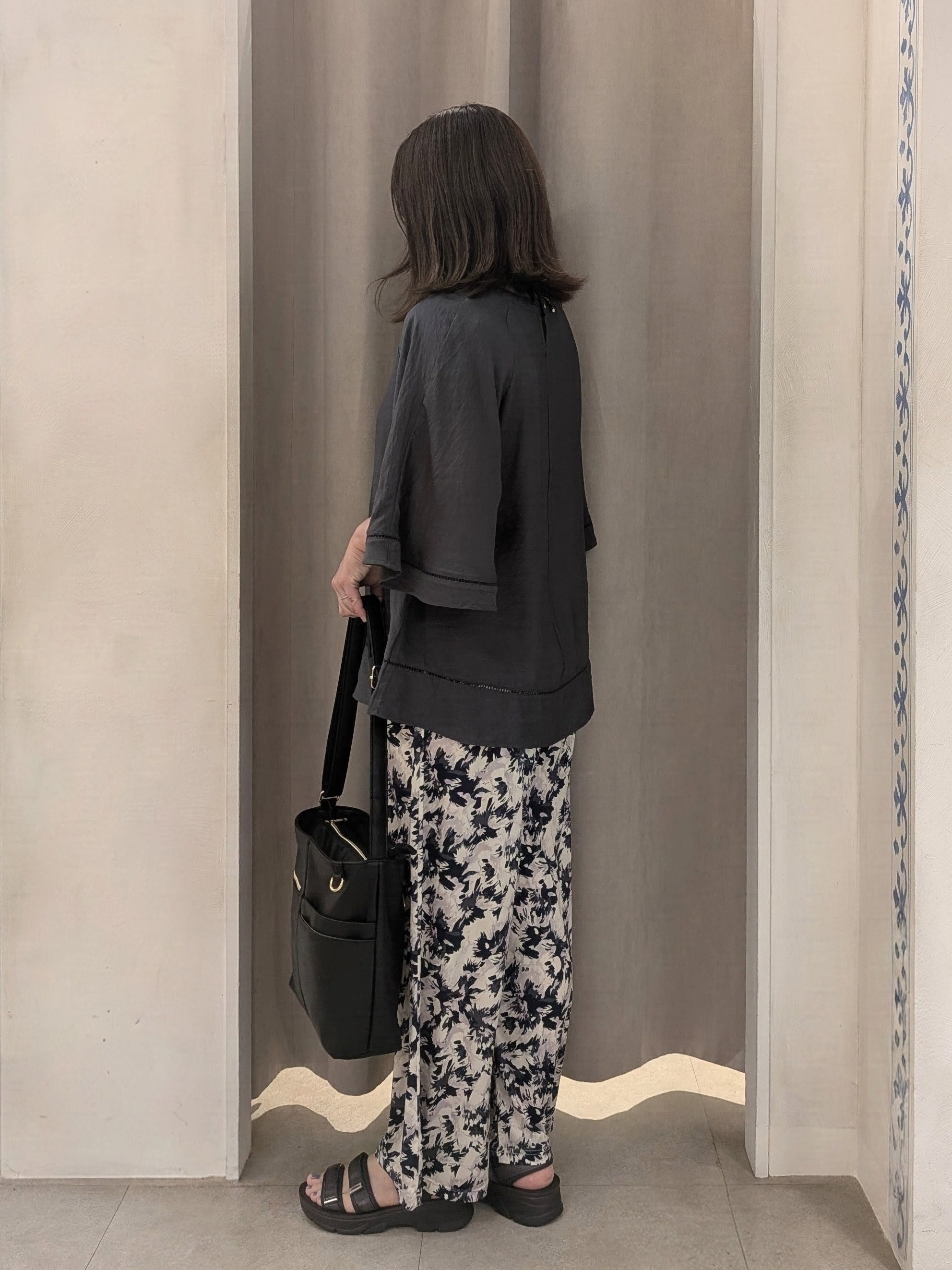 junさんの「SHOO･LA･RUE｜【ひんやり/S-LL/体型カバー】はしごレースが涼し気な スラブポンチョ風ブラウス」を使ったコーディネート
