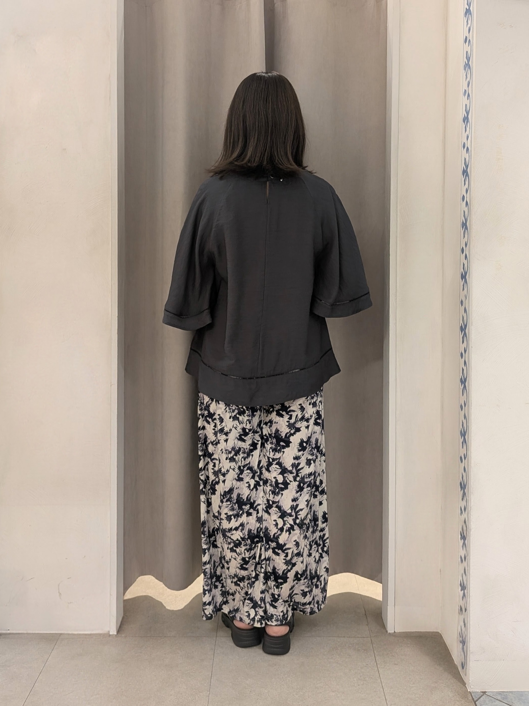junさんの「SHOO･LA･RUE｜【ひんやり/S-LL/体型カバー】はしごレースが涼し気な スラブポンチョ風ブラウス」を使ったコーディネート