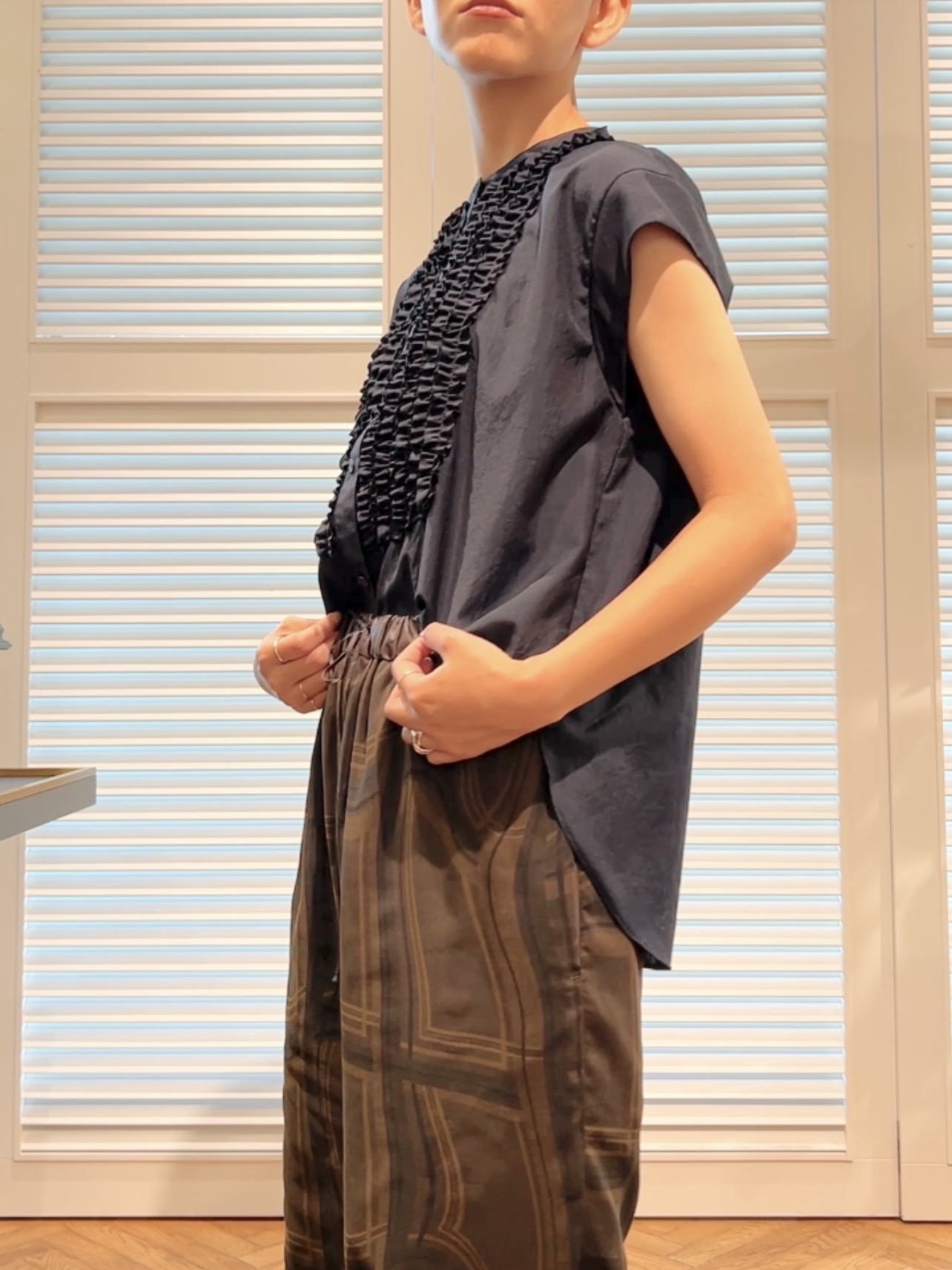 OCHIAIさんの「DRESSTERIOR｜フレンチスリーブ　フリルブラウス」を使ったコーディネート