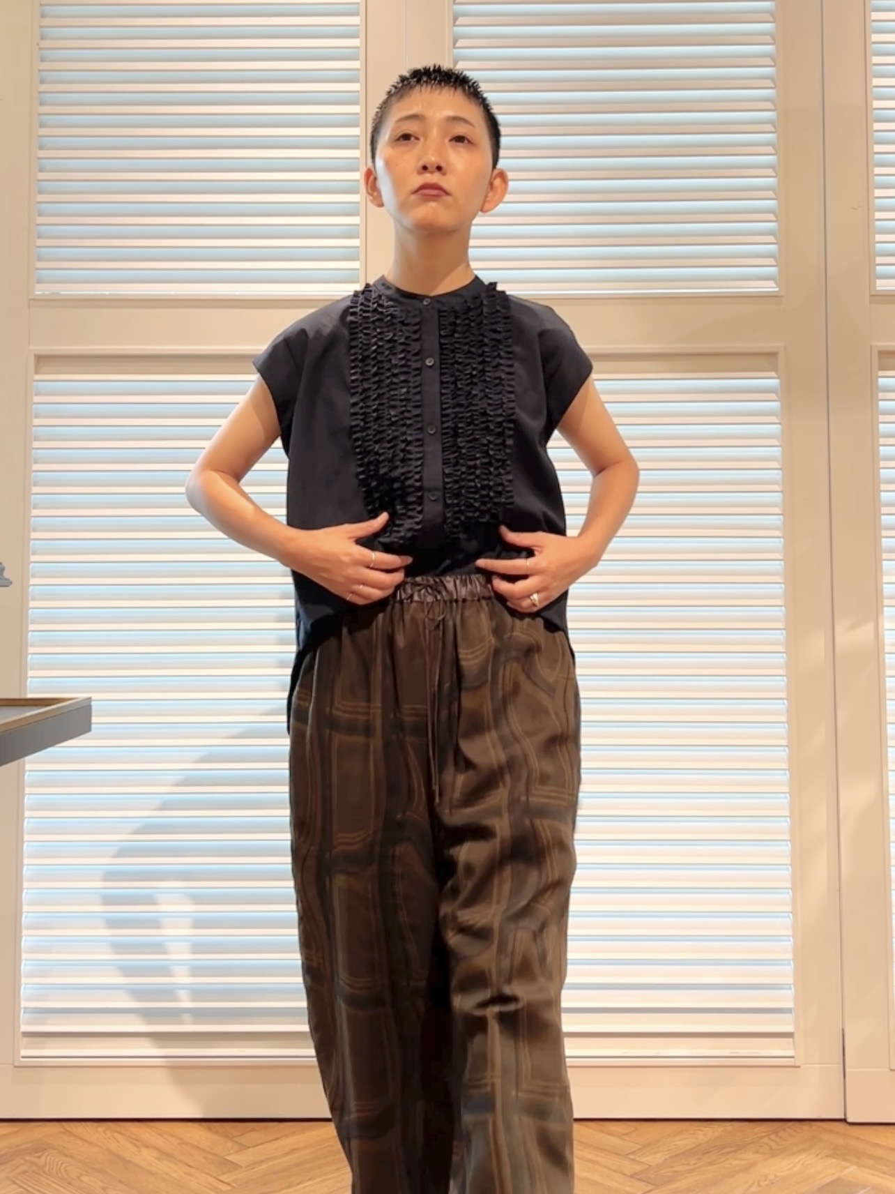 OCHIAIさんの「DRESSTERIOR｜フレンチスリーブ　フリルブラウス」を使ったコーディネート