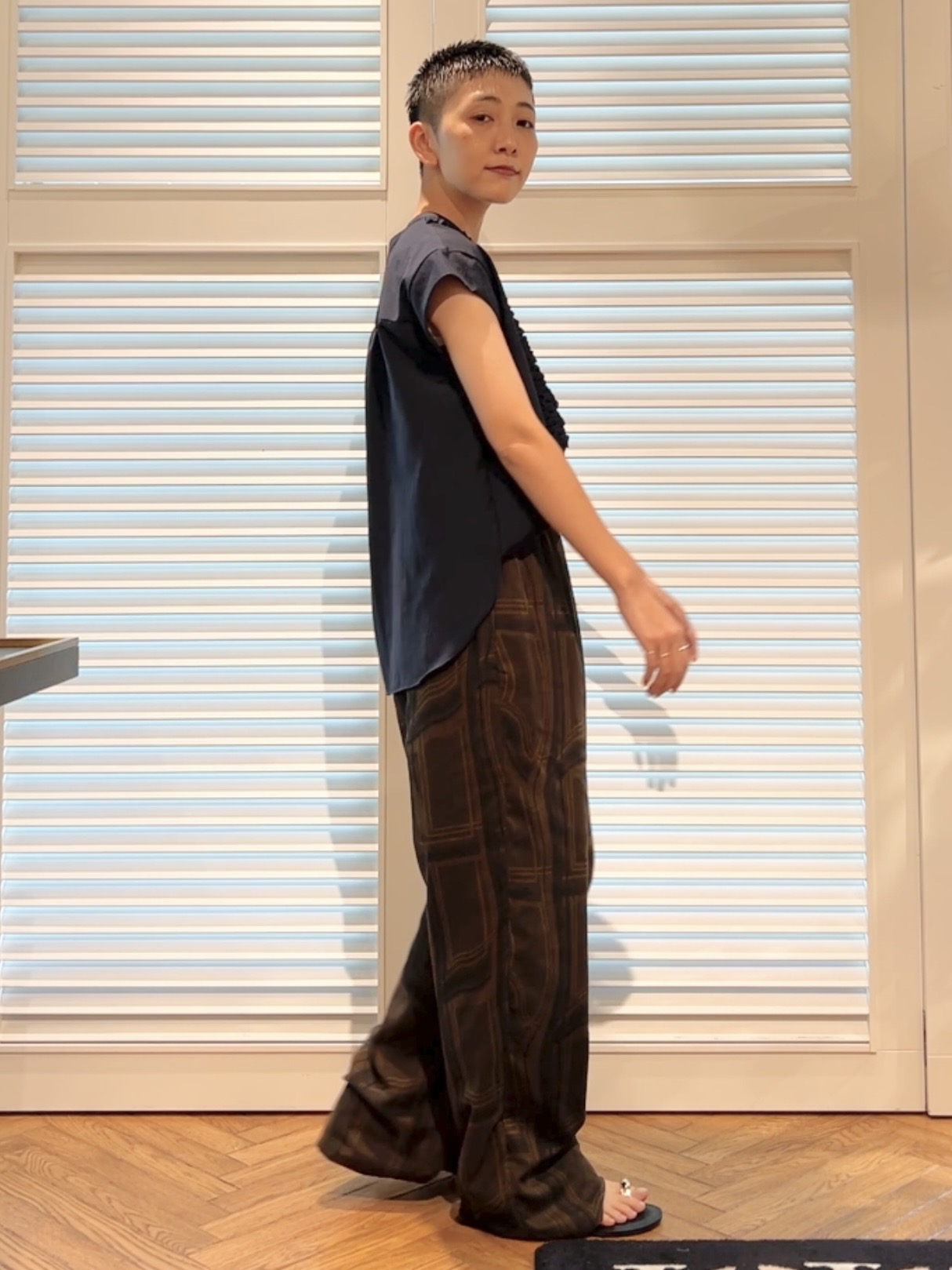 OCHIAIさんの「DRESSTERIOR｜フレンチスリーブ　フリルブラウス」を使ったコーディネート