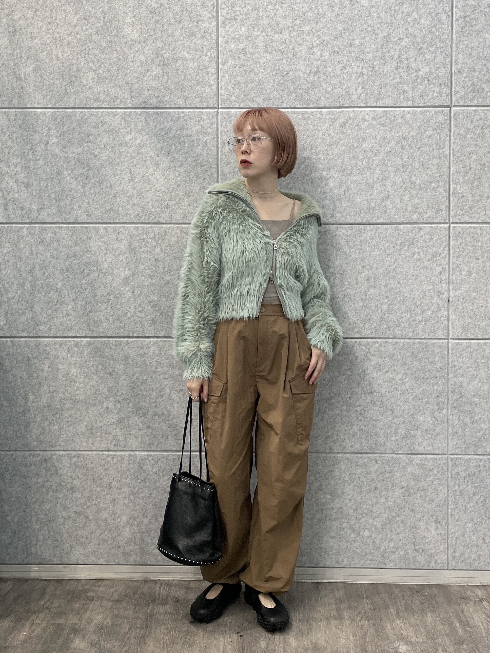 mikuさんの「INDIVI｜【MILLELA FIRENZE】スタッズ付き巾着レザーバッグ」を使ったコーディネート