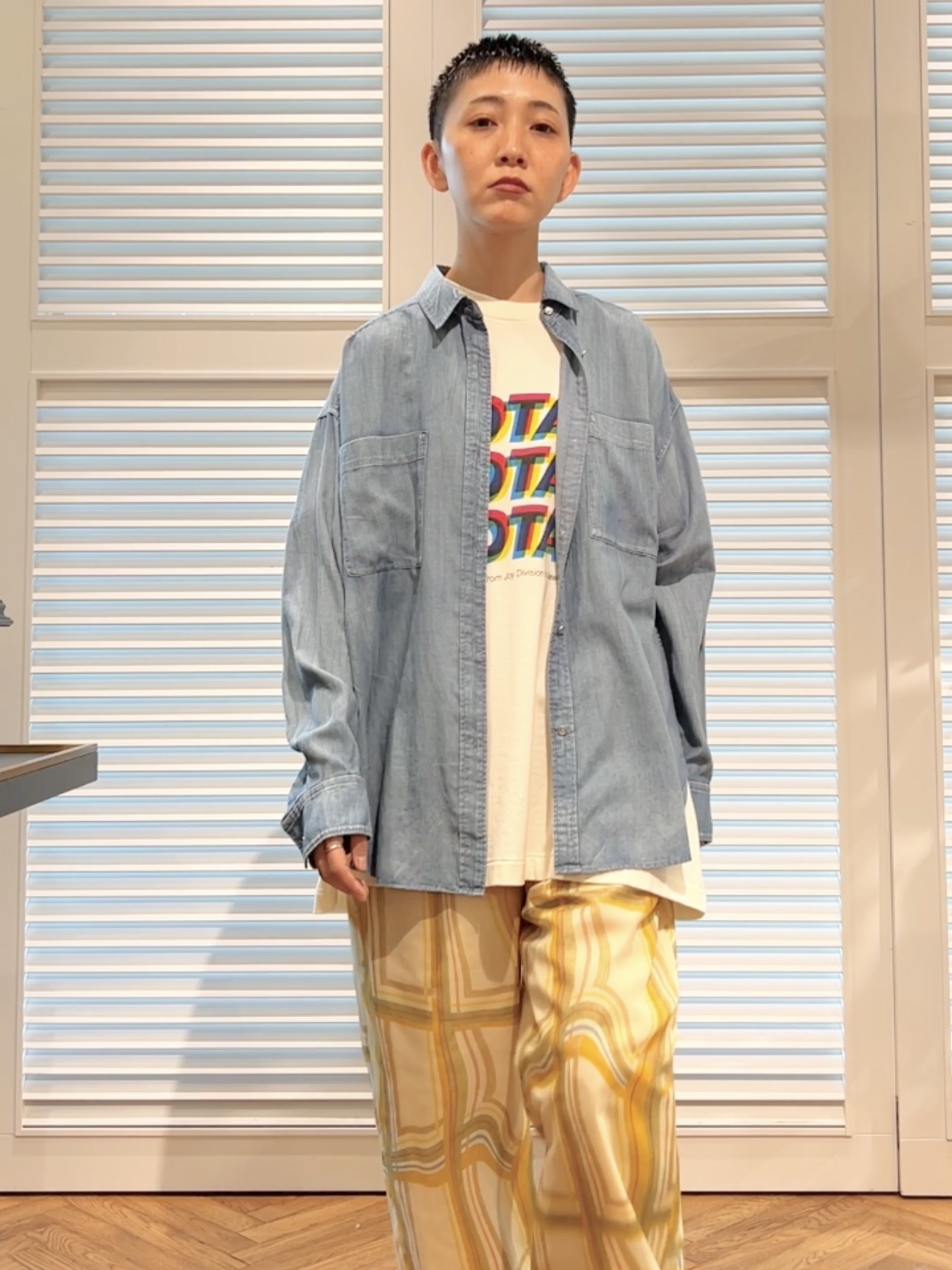 OCHIAIさんの「DRESSTERIOR｜【涼しく着映え】シアーデニムシャツ」を使ったコーディネート