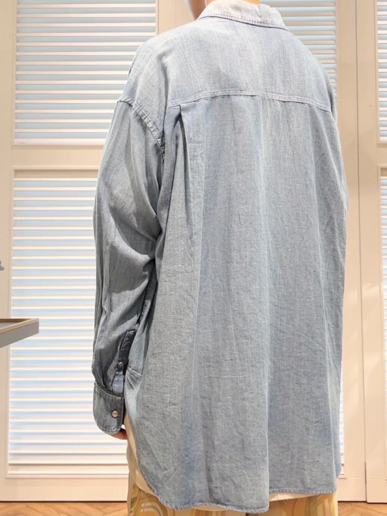 OCHIAIさんの「DRESSTERIOR｜【涼しく着映え】シアーデニムシャツ」を使ったコーディネート