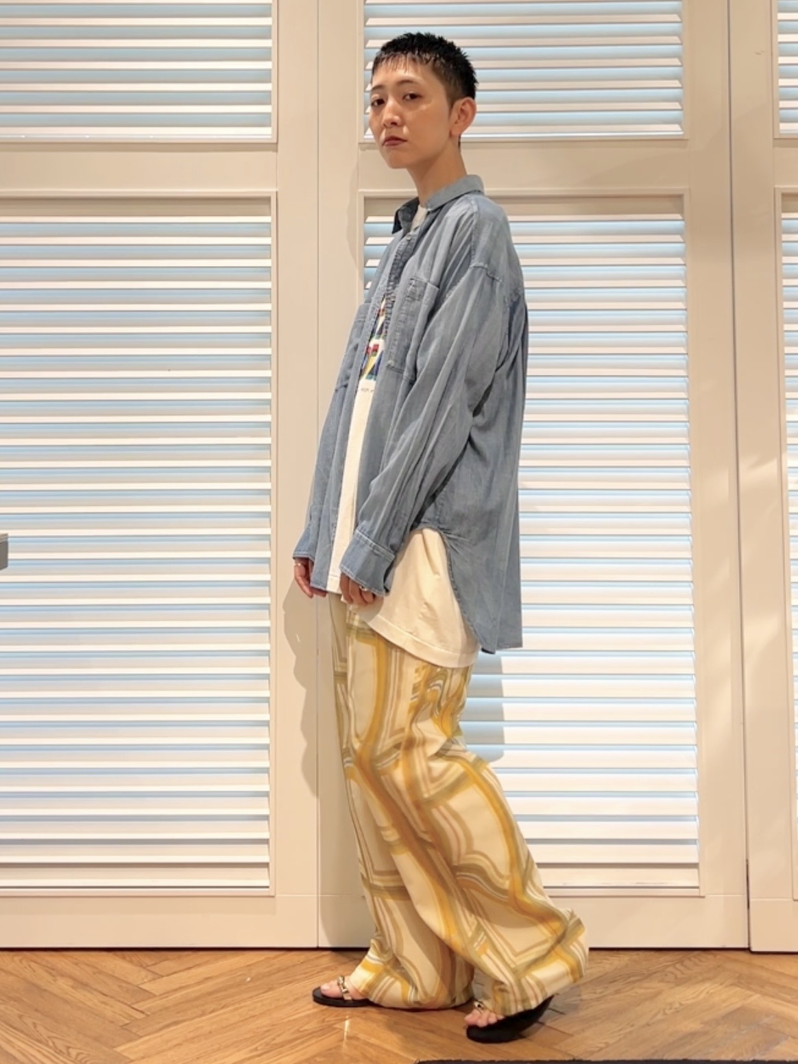 OCHIAIさんの「DRESSTERIOR｜【涼しく着映え】シアーデニムシャツ」を使ったコーディネート
