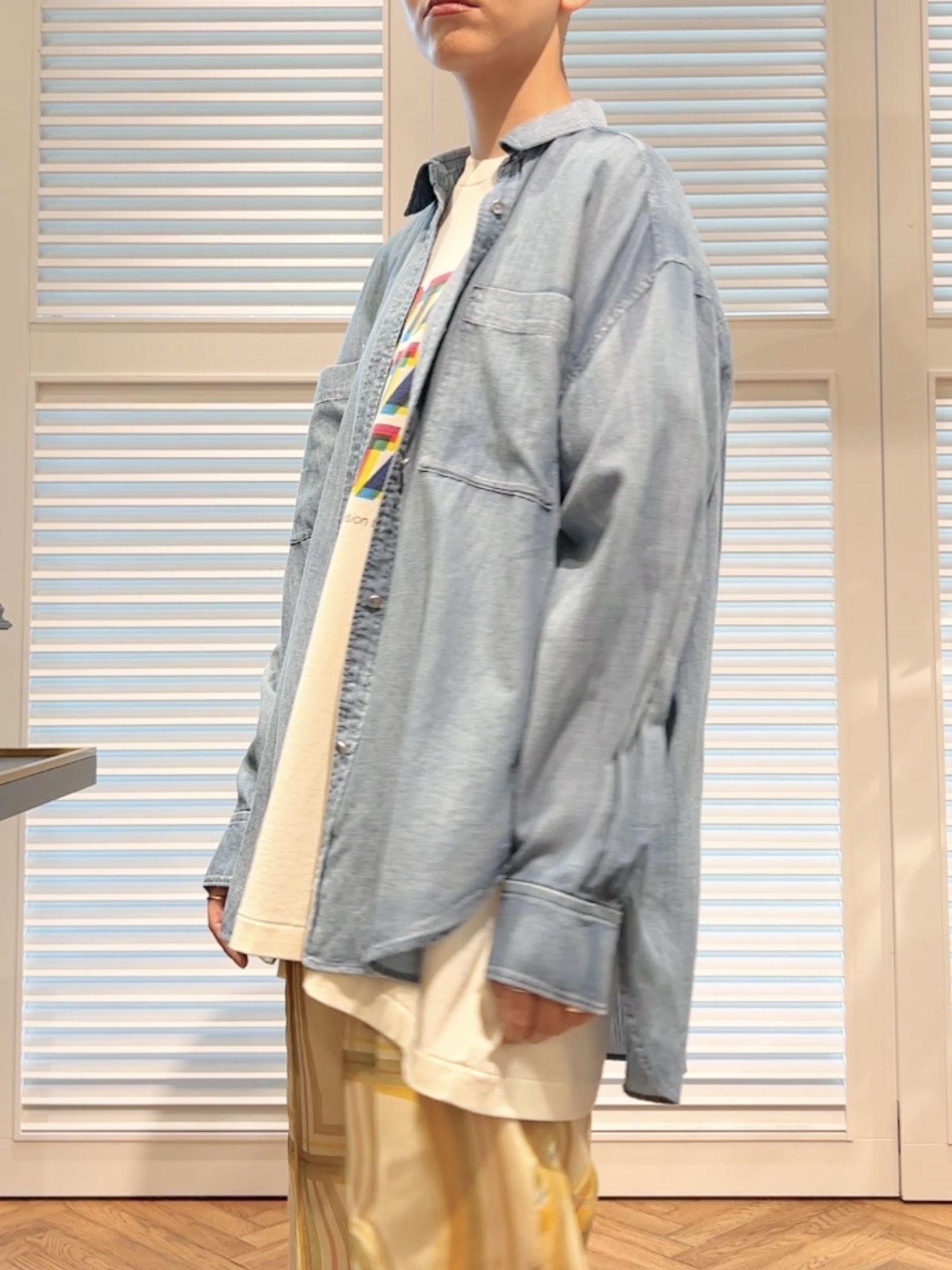 OCHIAIさんの「DRESSTERIOR｜【涼しく着映え】シアーデニムシャツ」を使ったコーディネート