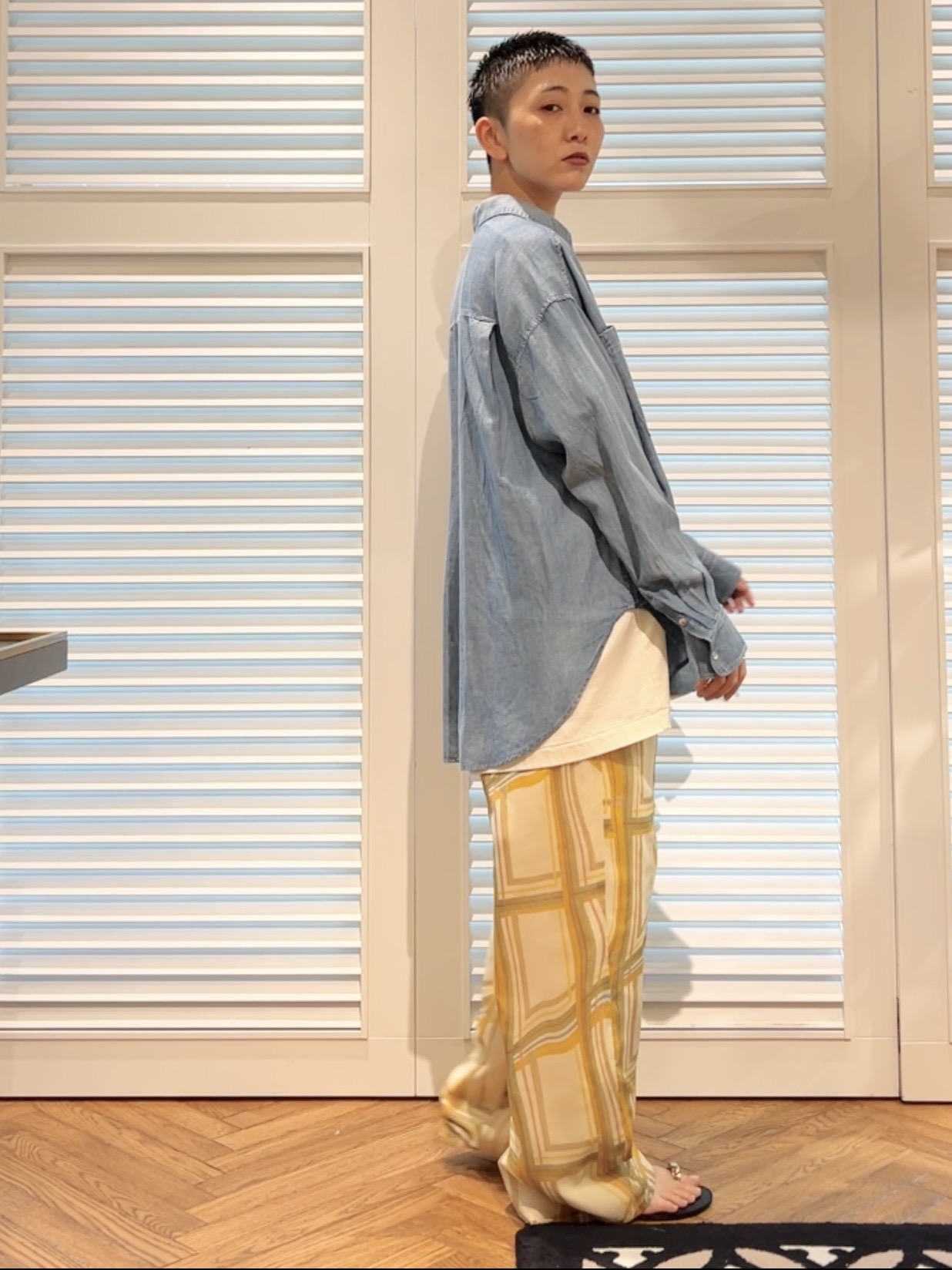 OCHIAIさんの「DRESSTERIOR｜【涼しく着映え】シアーデニムシャツ」を使ったコーディネート